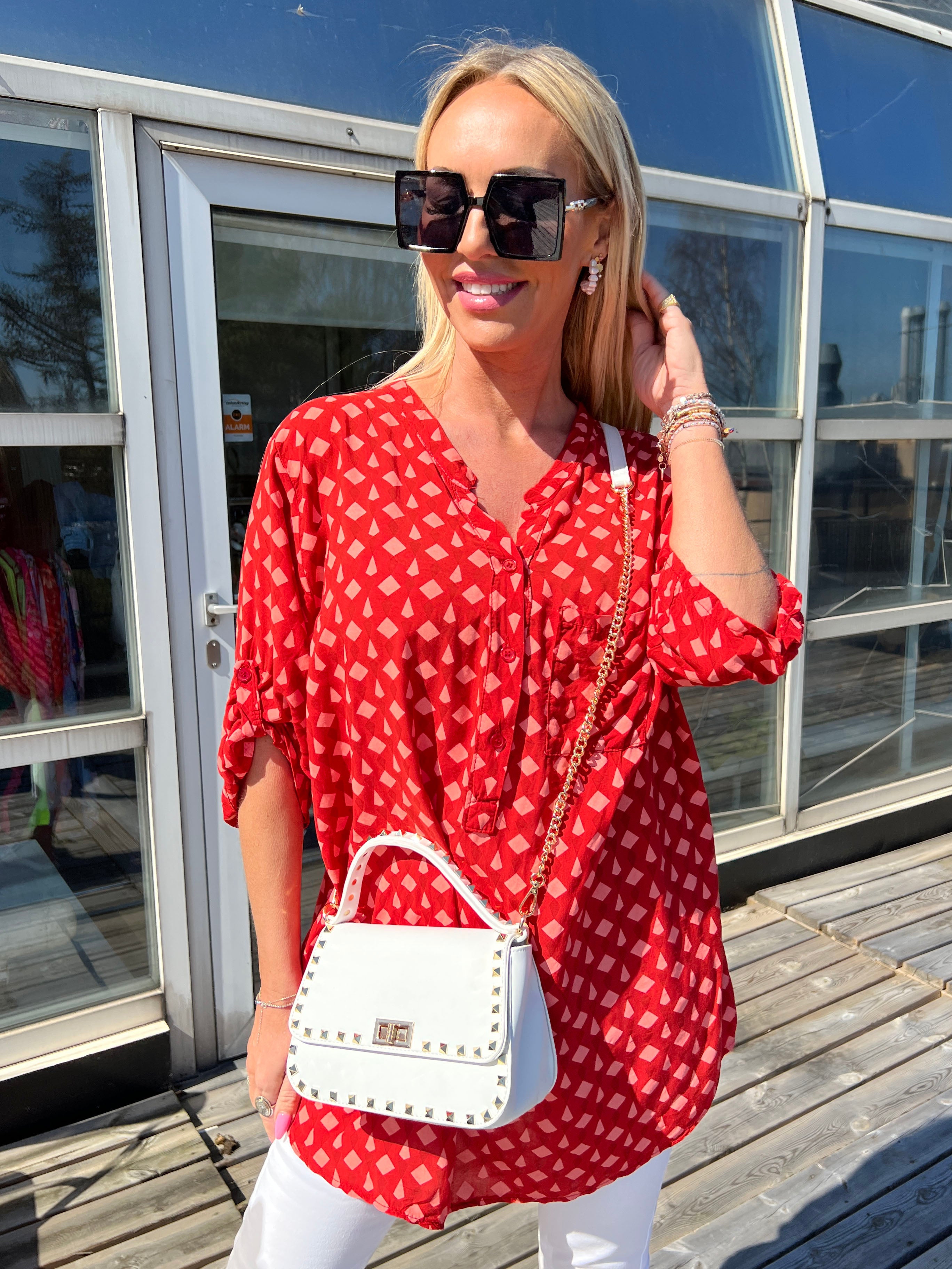 Esther - Sort skjorte med mønster og lomme på brystet