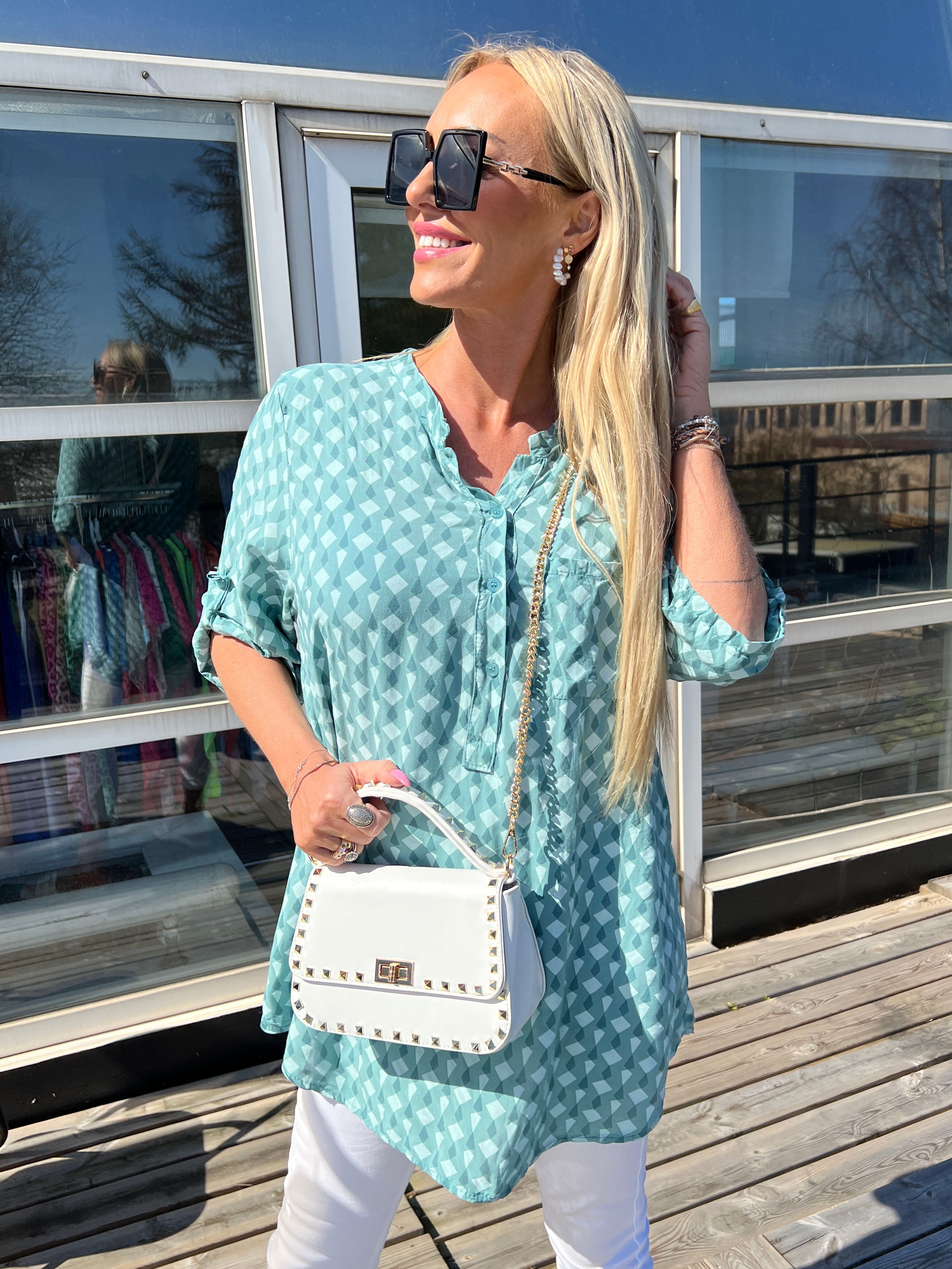 Esther - Sort skjorte med mønster og lomme på brystet