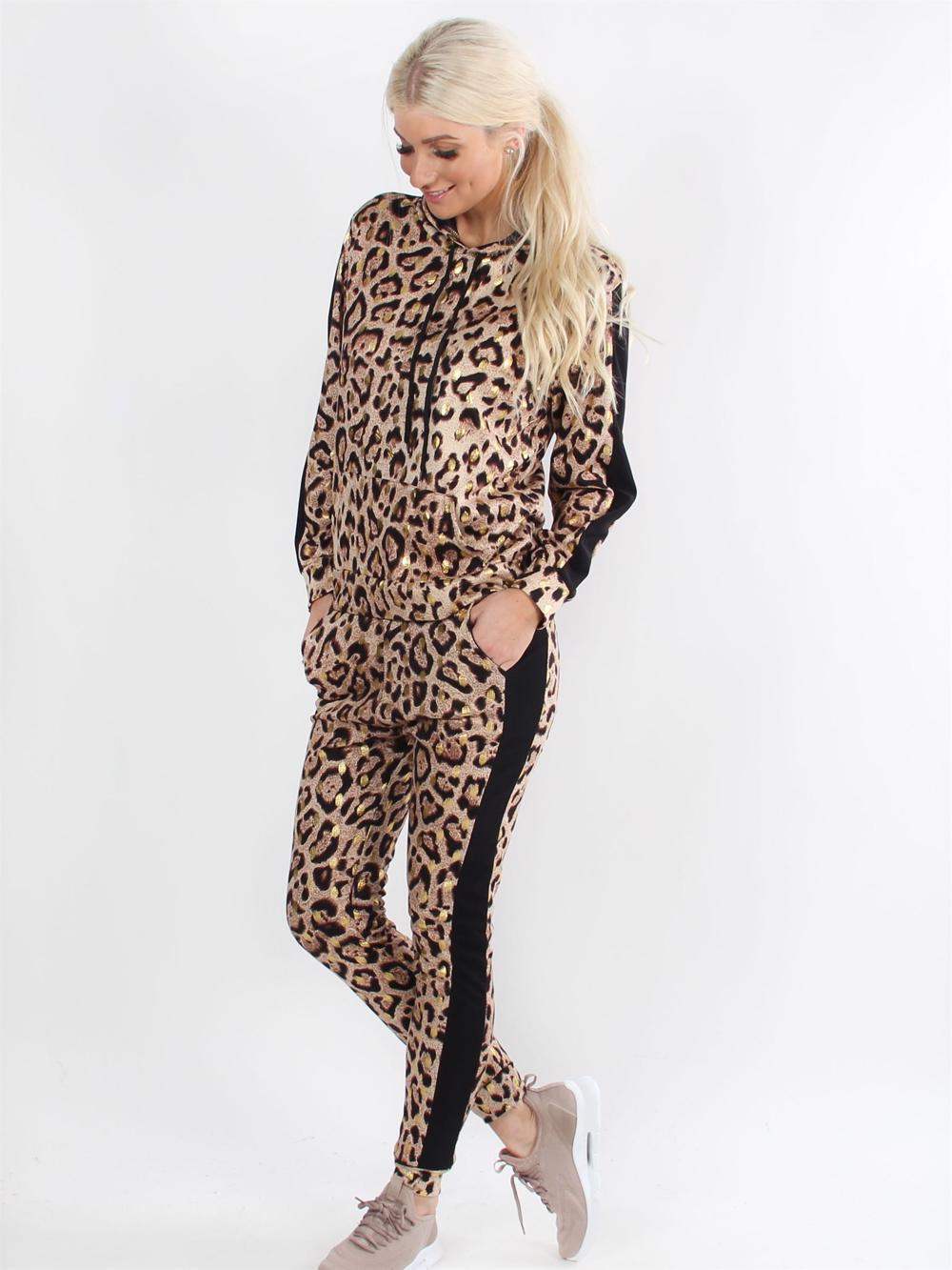 Eva - Leopardmönstrad joggingdräkt med gulddetaljer och svarta ränder