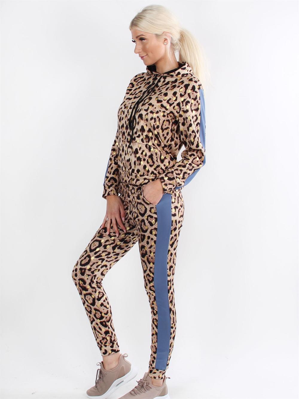 Eva - Leopardmönstrad joggingdräkt med gulddetaljer och svarta ränder