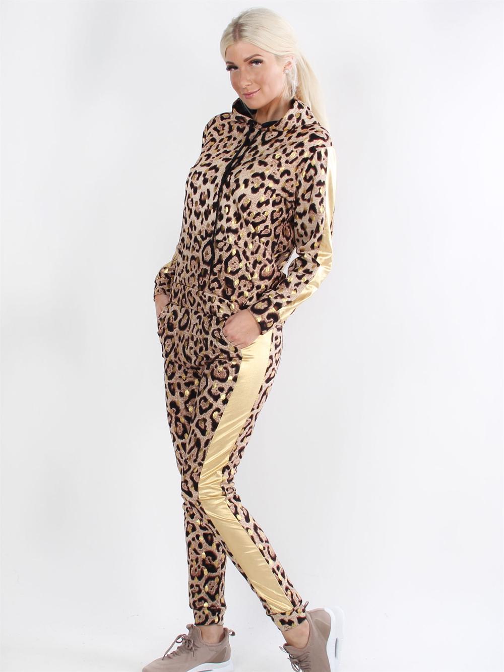 Eva - Leopardmönstrad joggingdräkt med gulddetaljer och svarta ränder
