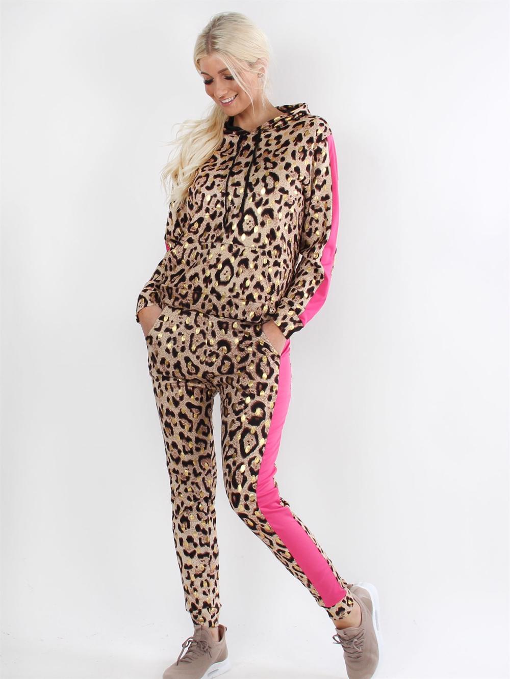 Eva - Leopardmönstrad joggingdräkt med gulddetaljer och svarta ränder