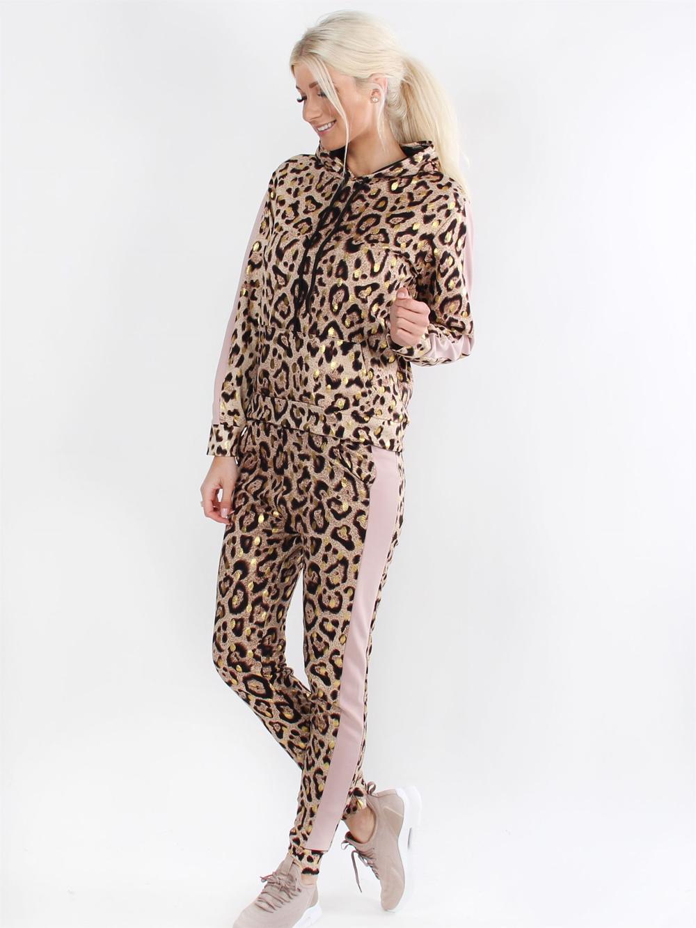 Eva - Leopardmönstrad joggingdräkt med gulddetaljer och svarta ränder