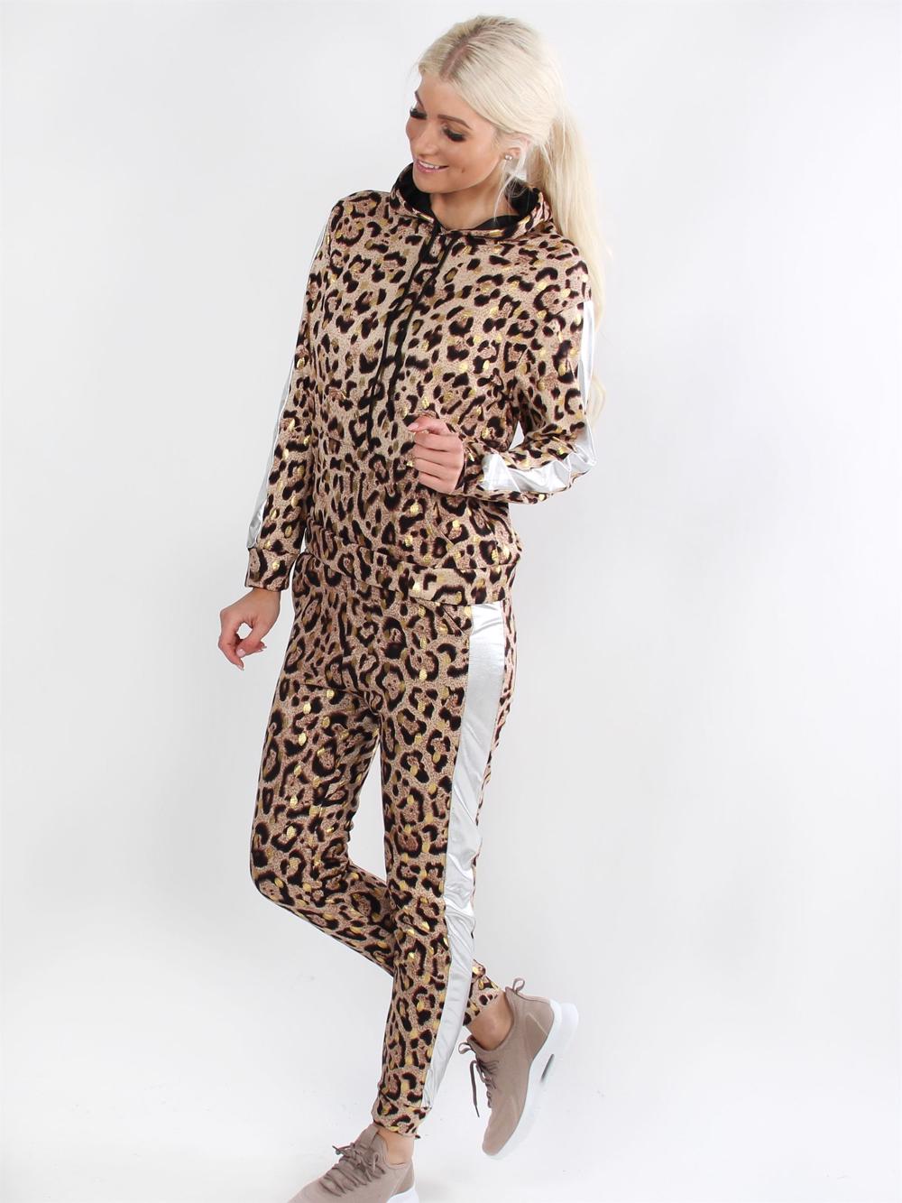 Eva - Leopardmönstrad joggingdräkt med gulddetaljer och svarta ränder