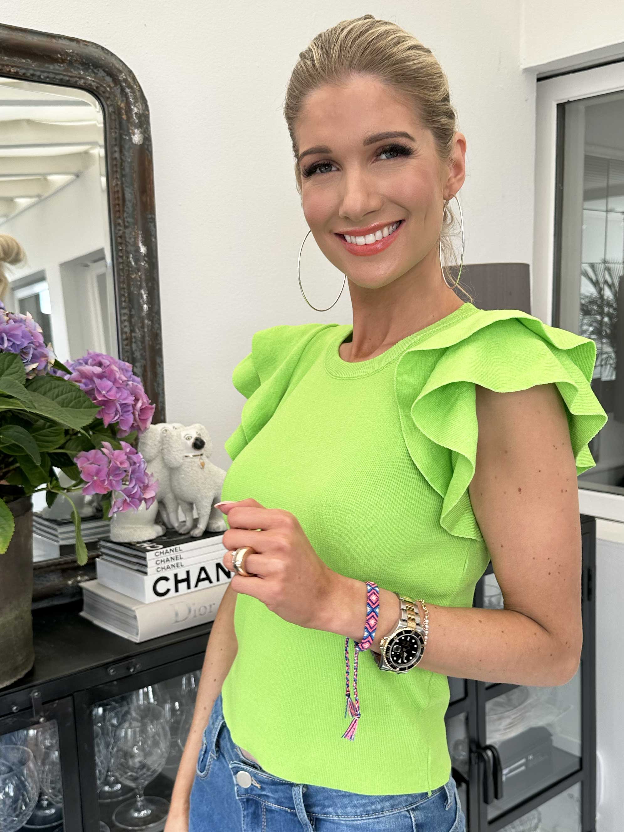 Eva - Feminin t-shirt med söta volangärmar - Lime green