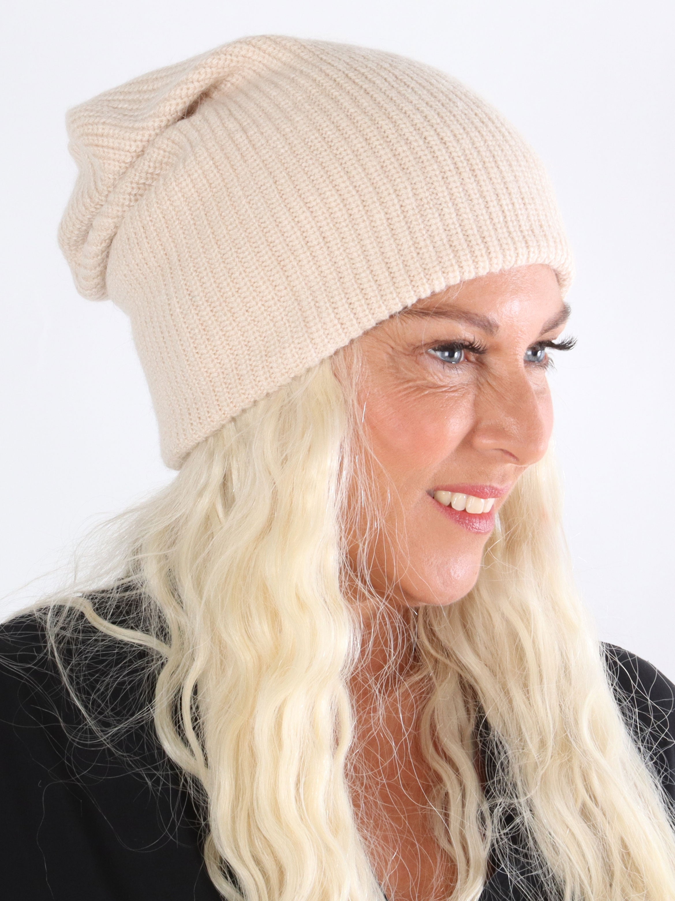 Evelina - Beige mjuk hatt