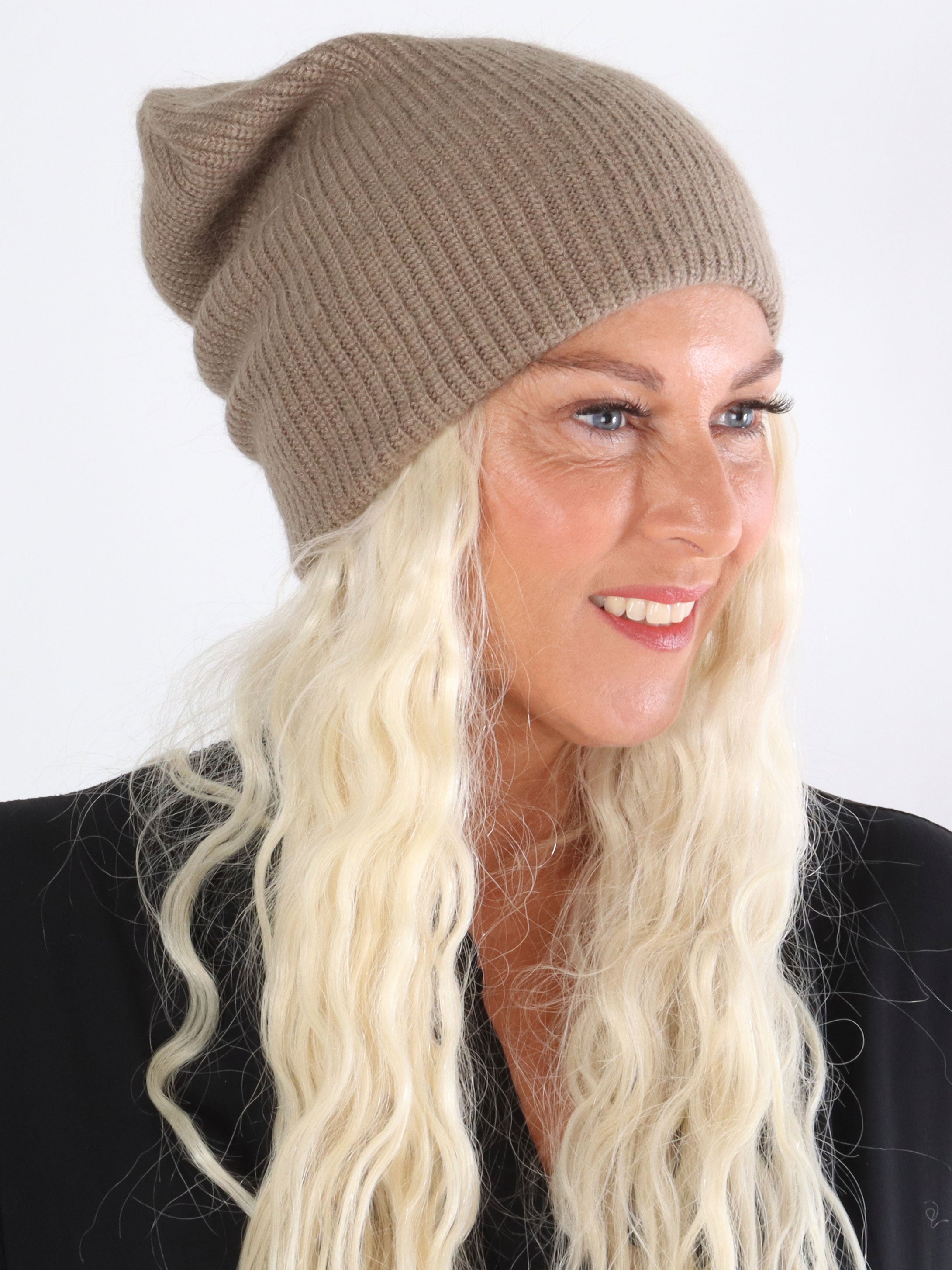 Evelina - Beige mjuk hatt