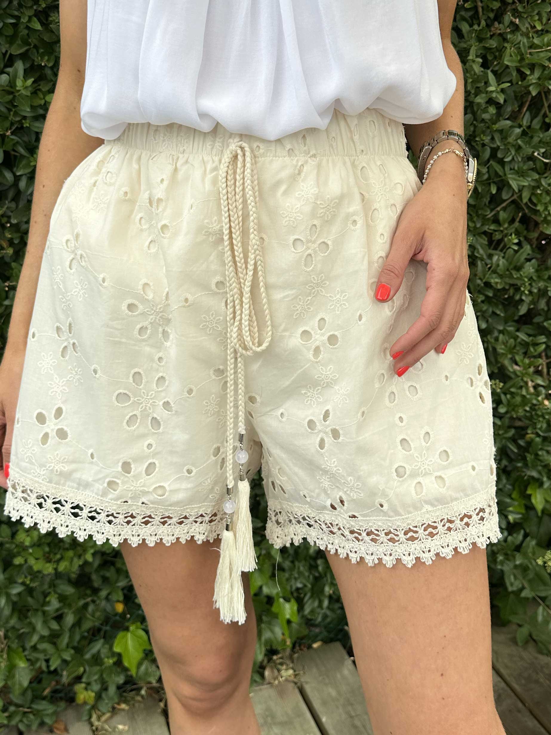 Everest - Söta beige shorts med broderi anglaise - Beige