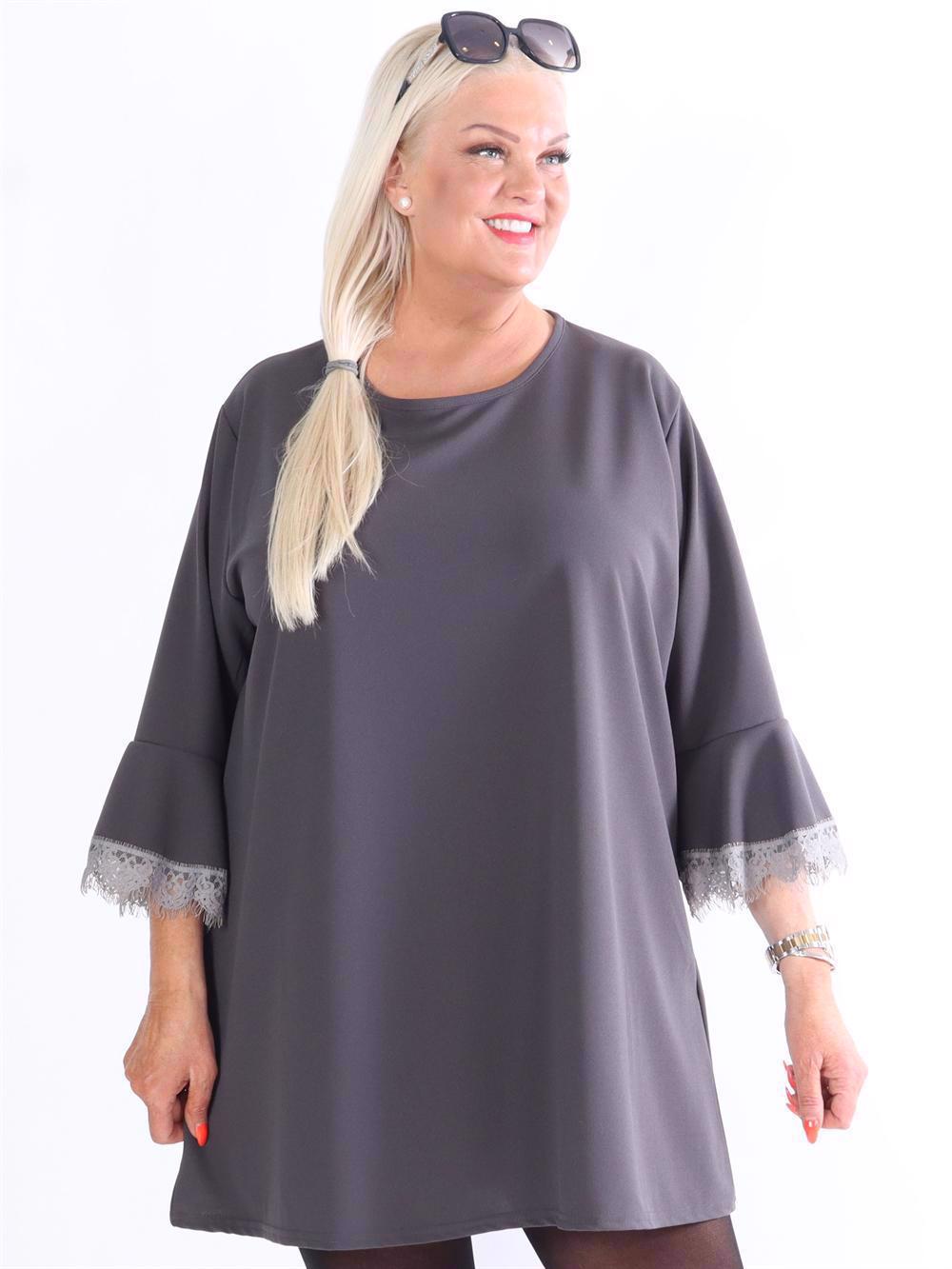 Evey - A-formad klänning med trumpetärmar