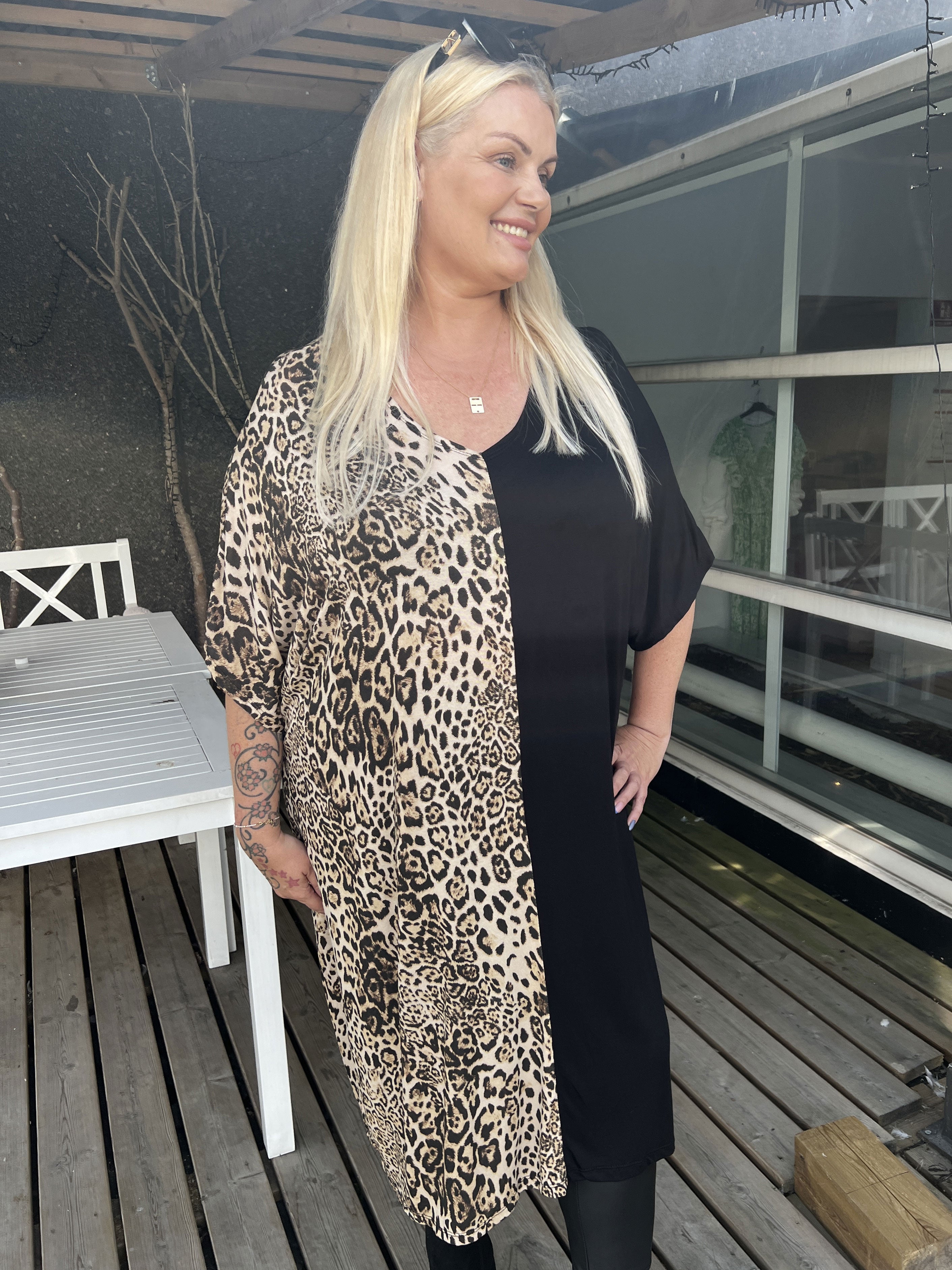 Evie - Svart plus size klänning med leopardmönster - Black