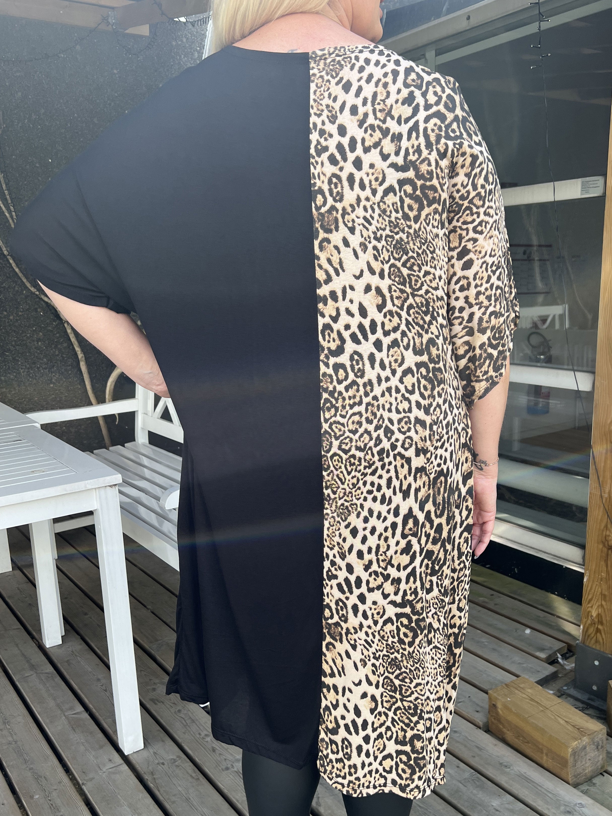 Evie - Svart plus size klänning med leopardmönster