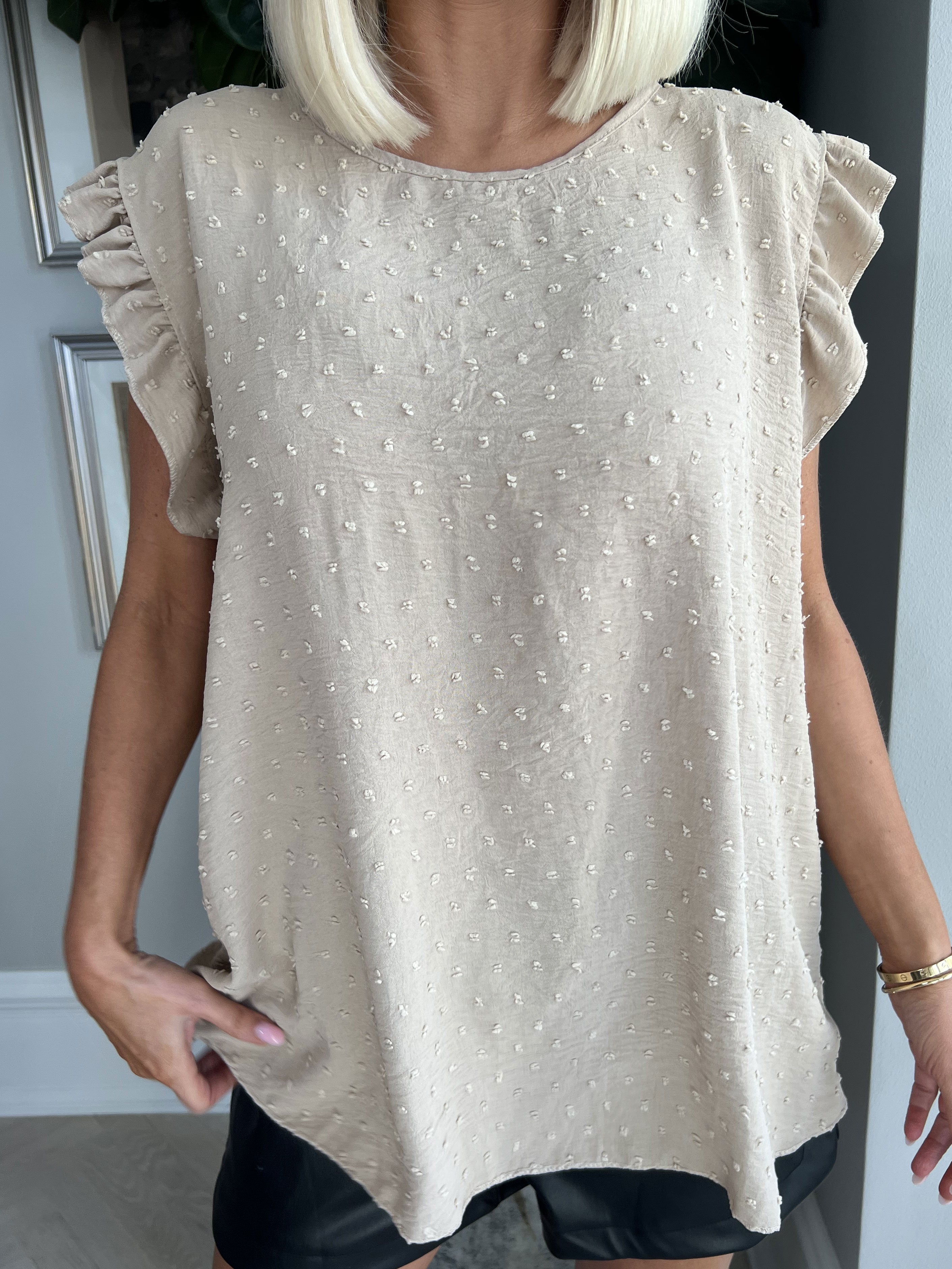 Evig - Söt tunika med prickiga detaljer och volangärmar - White