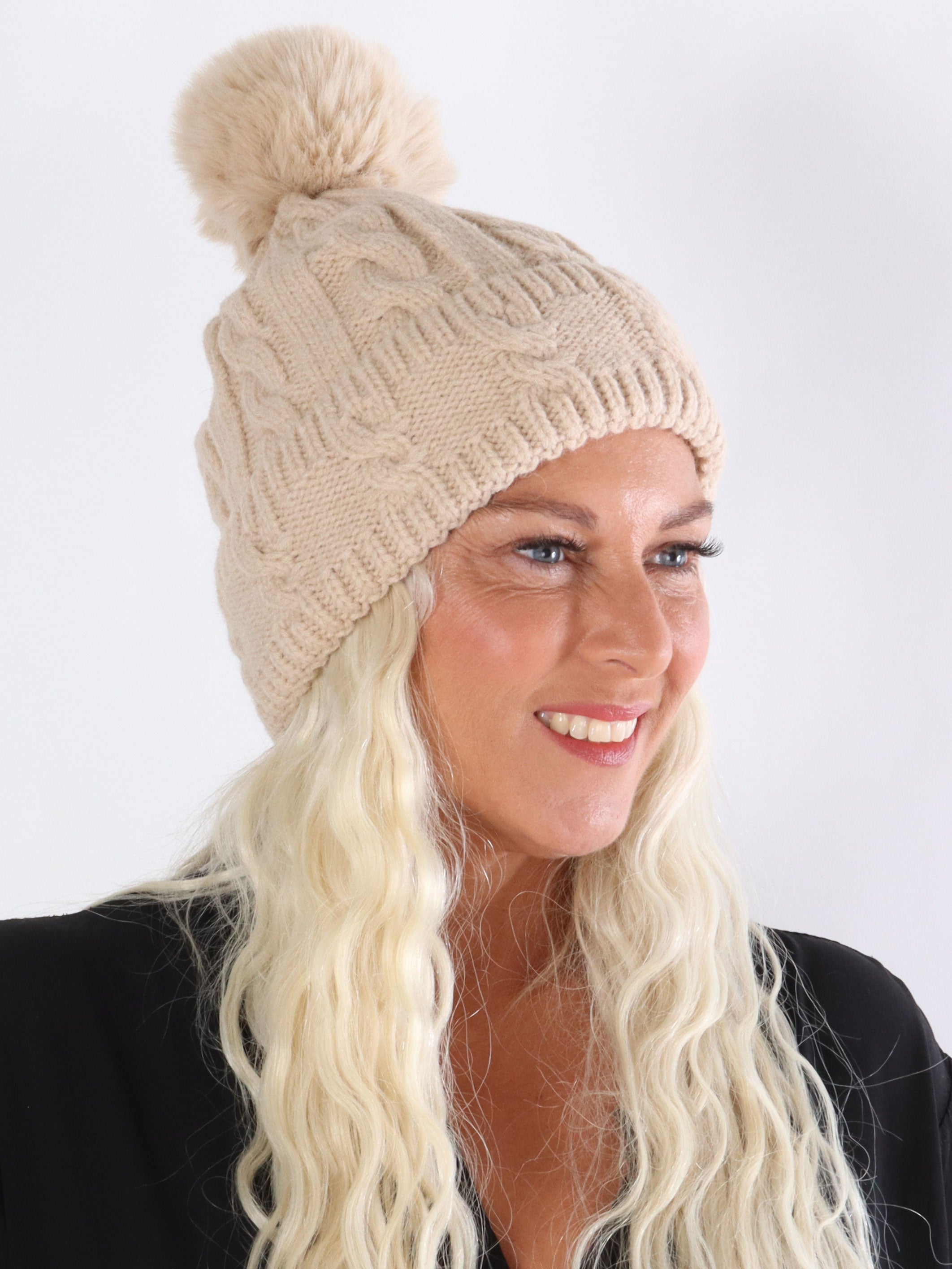 Filipa - Beigefärgad hatt med tofs