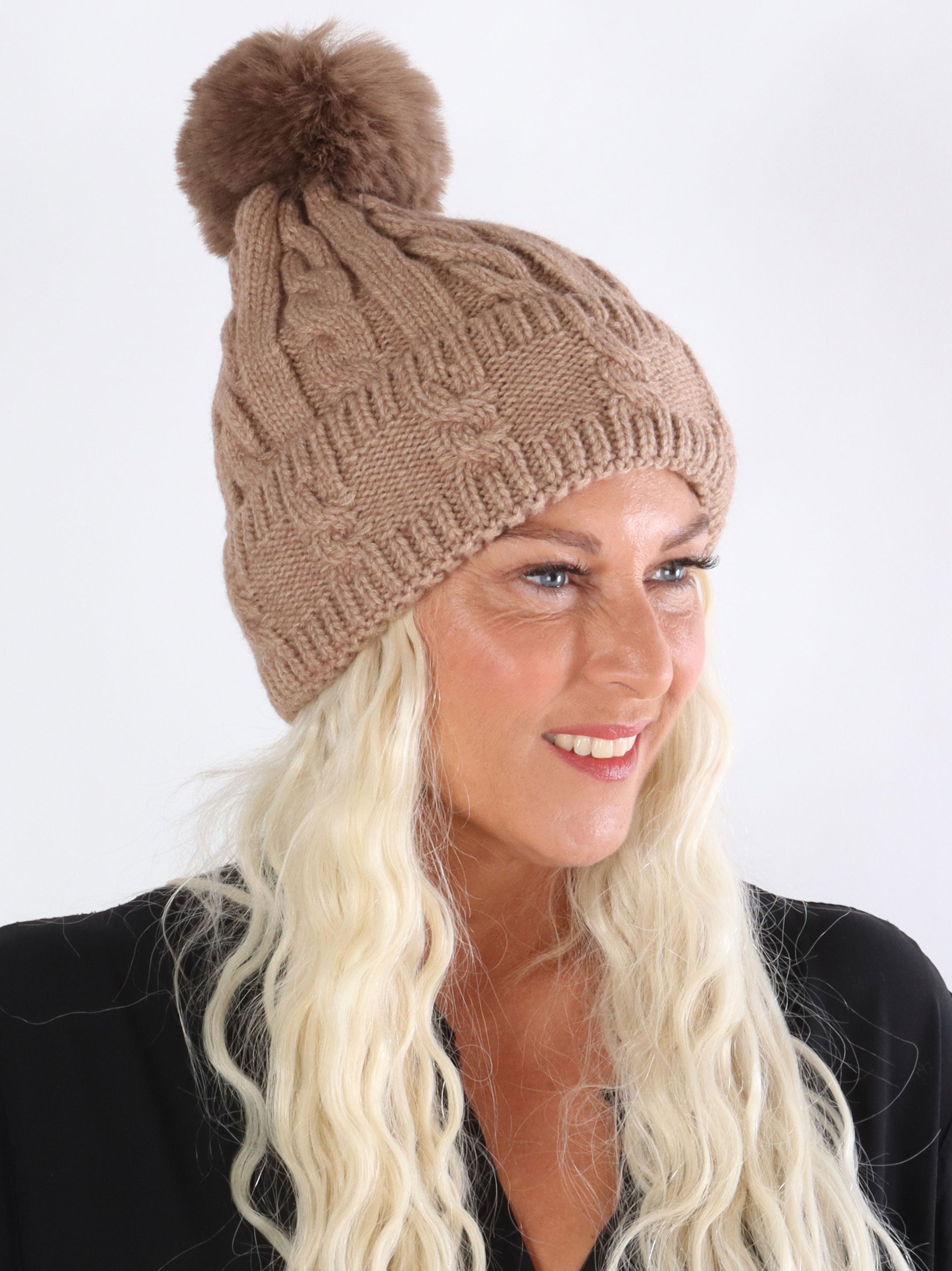 Filipa - Beigefärgad hatt med tofs