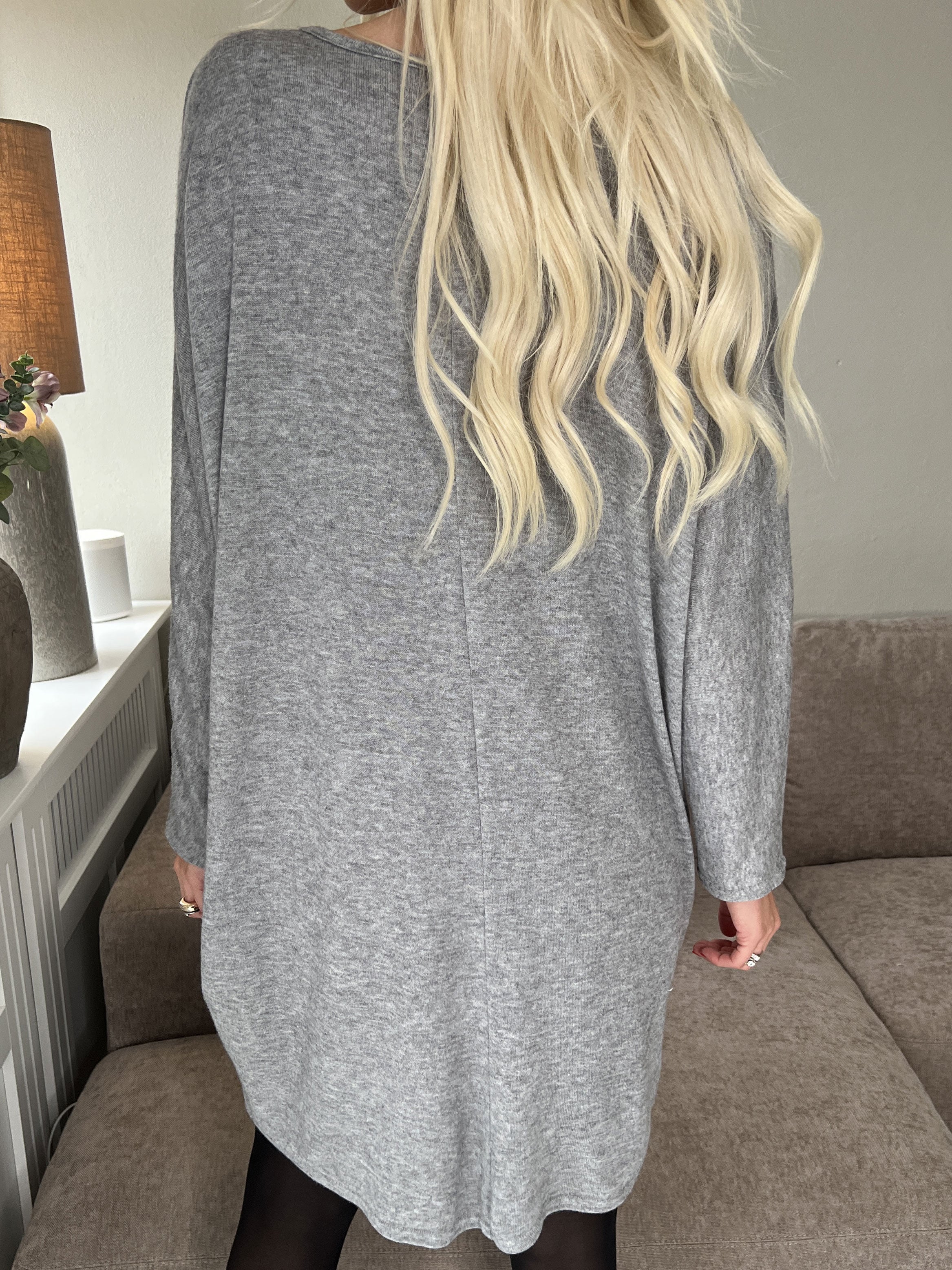 Filippa - Mjuk stickad klänning med dragkedja