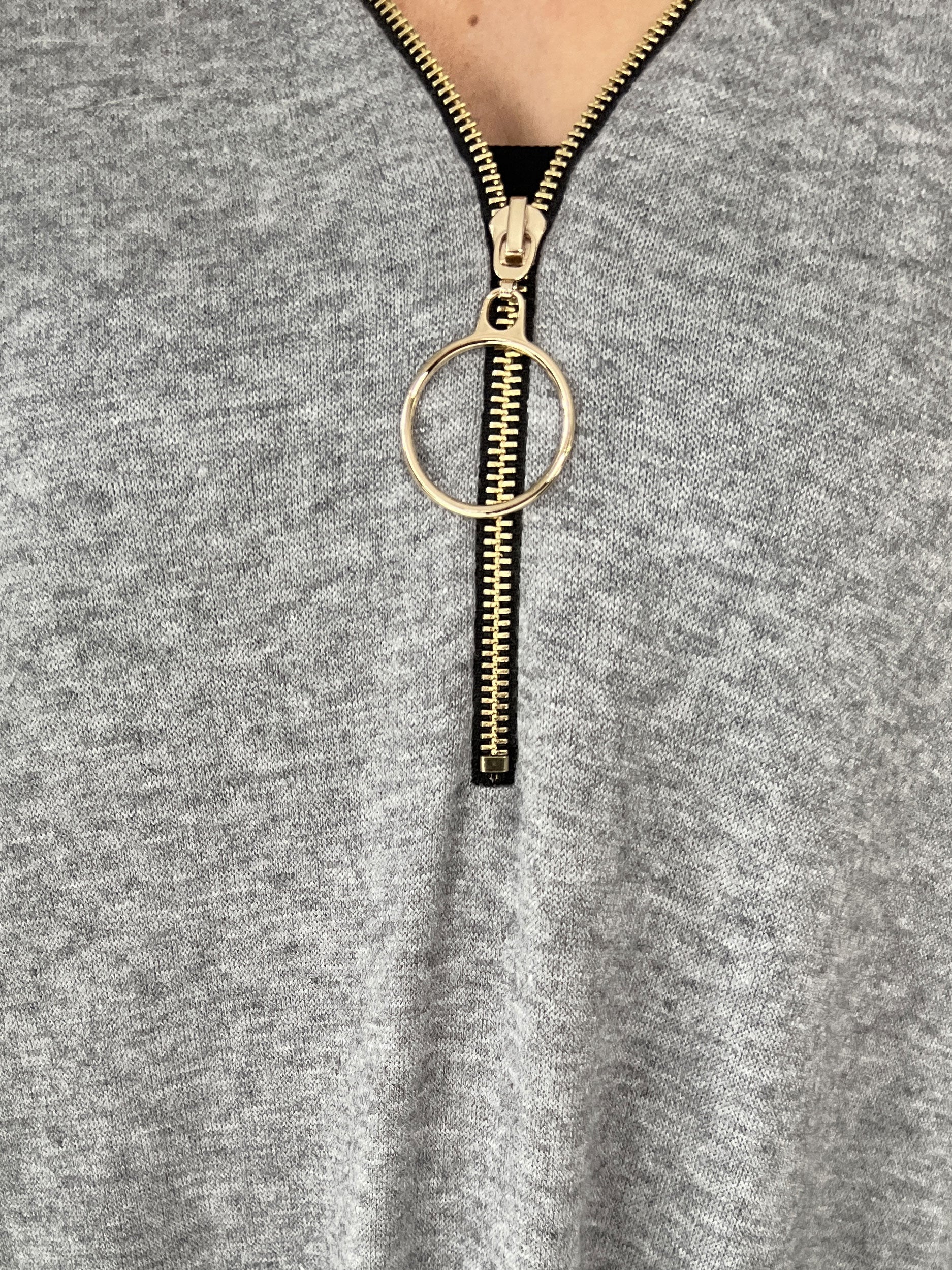 Filippa - Mjuk stickad klänning med dragkedja