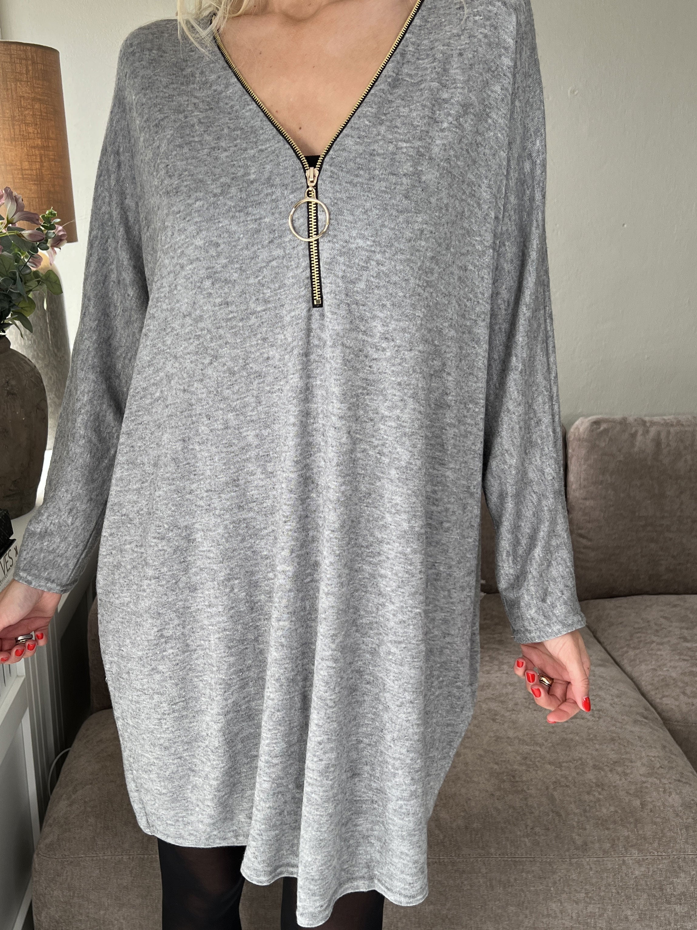 Filippa - Mjuk stickad klänning med dragkedja