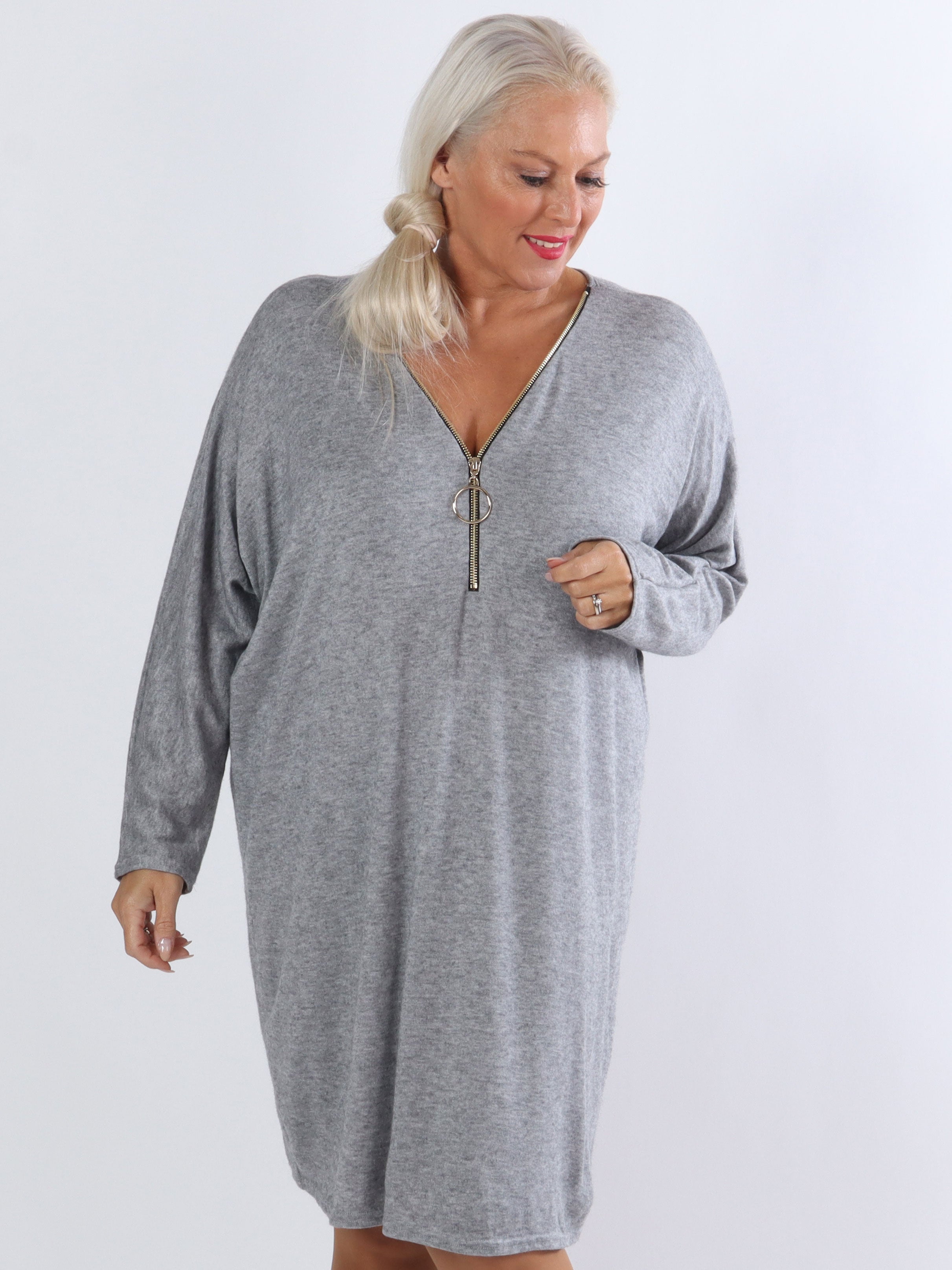 Filippa - Supermjuk plus size stickad klänning med dragkedja