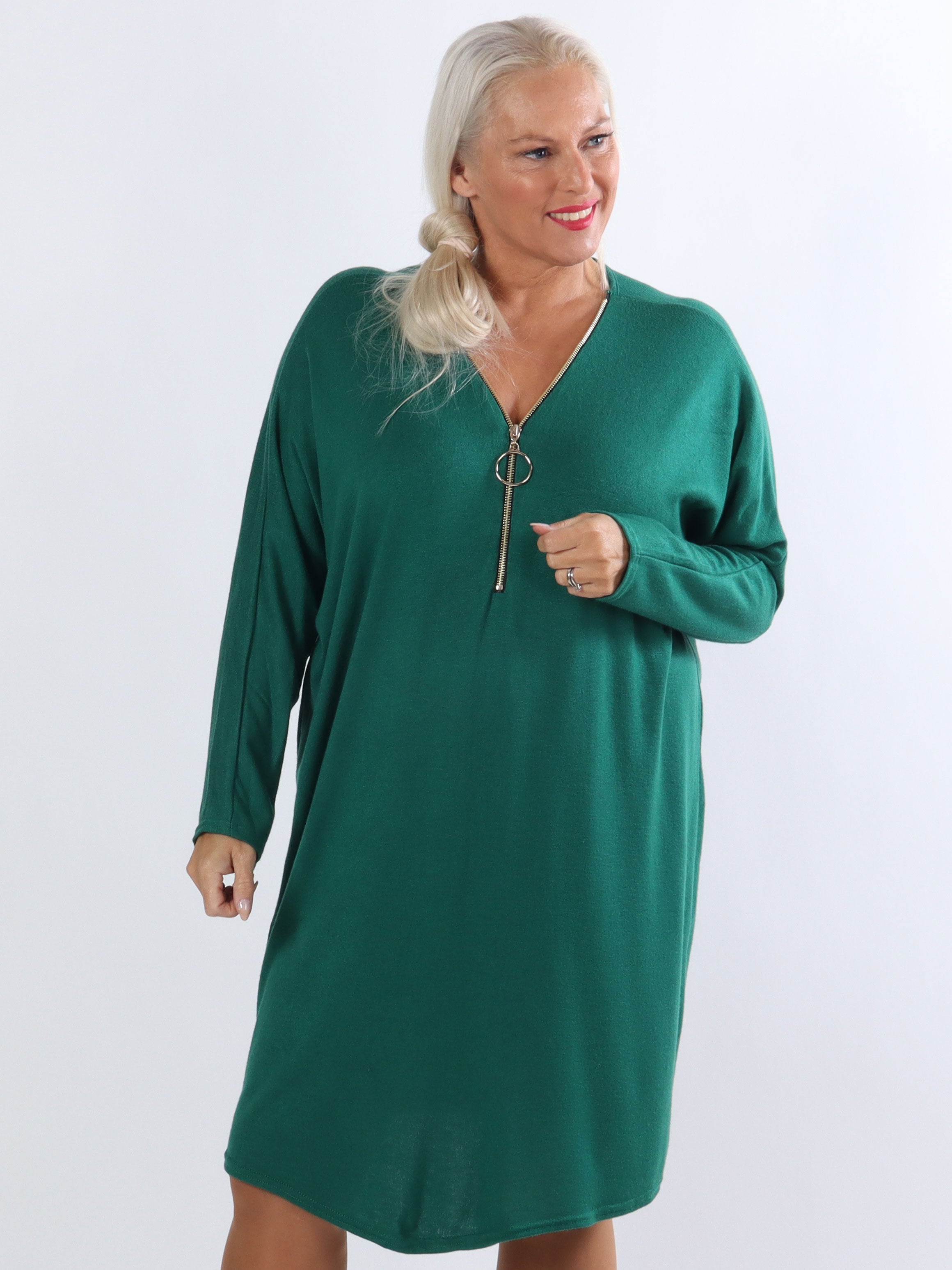 Filippa - Supermjuk plus size stickad klänning med dragkedja - Purple