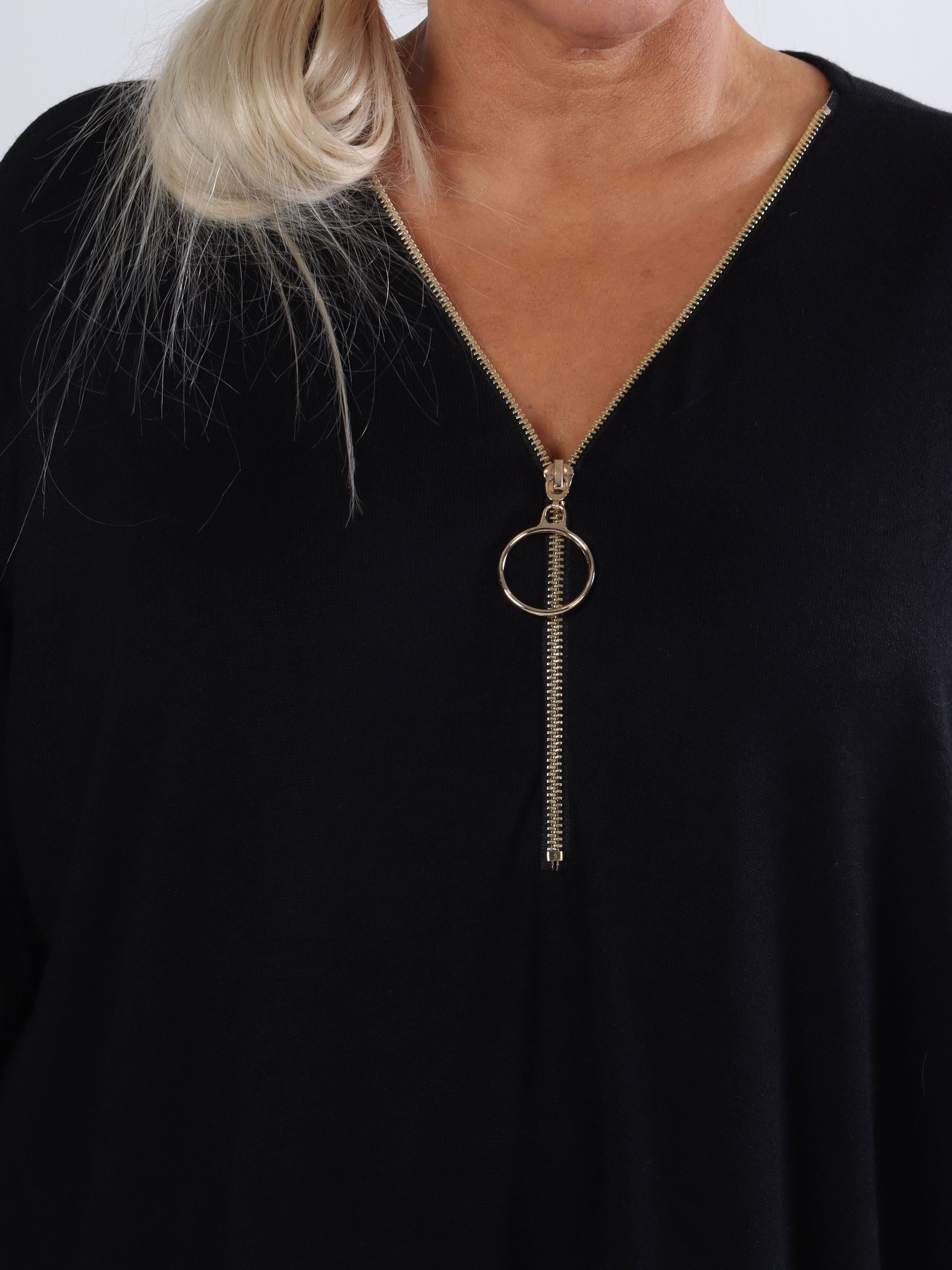 Filippa - Supermjuk plus size stickad klänning med dragkedja