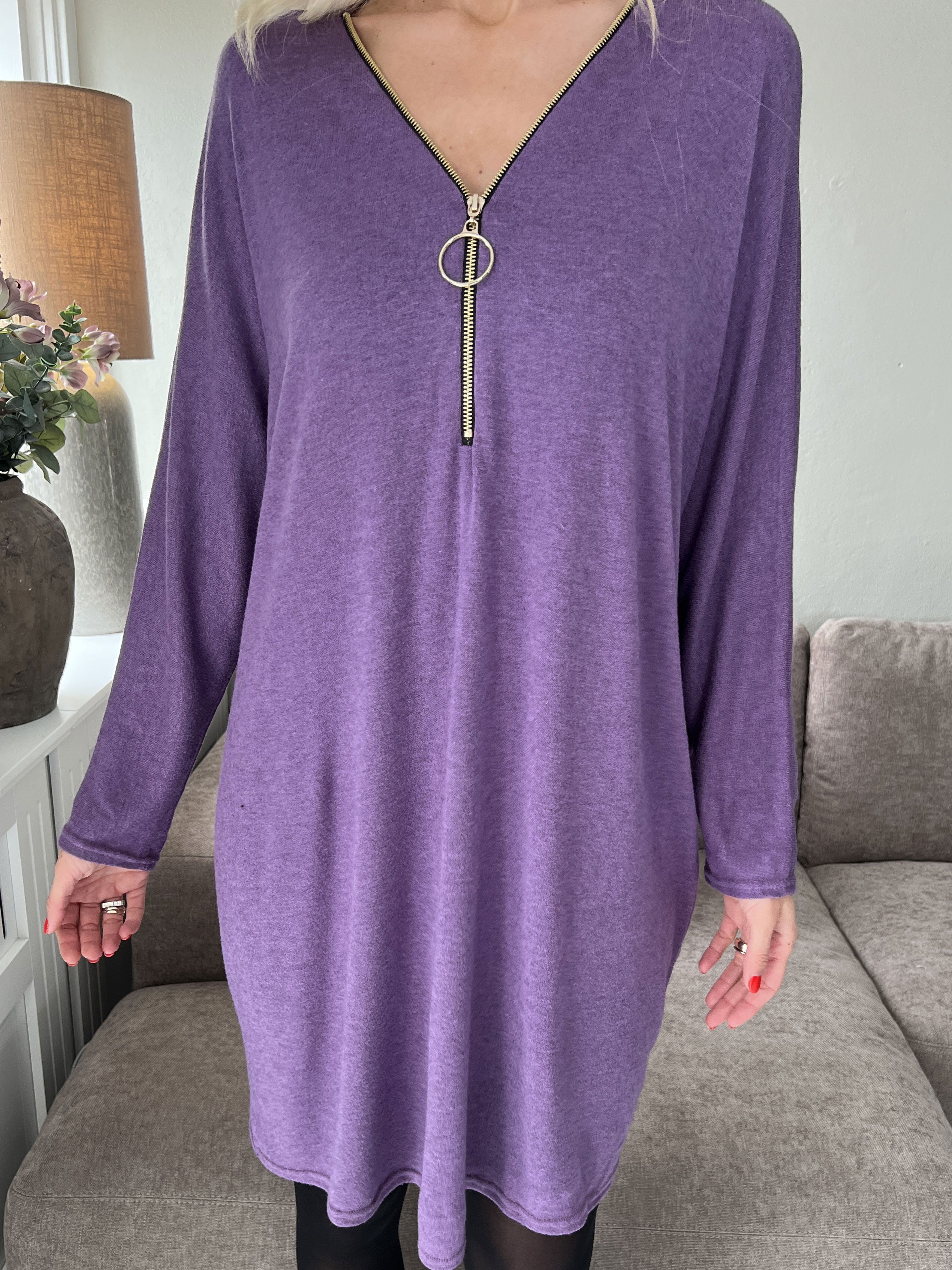 Filippa - Mjuk stickad klänning med dragkedja