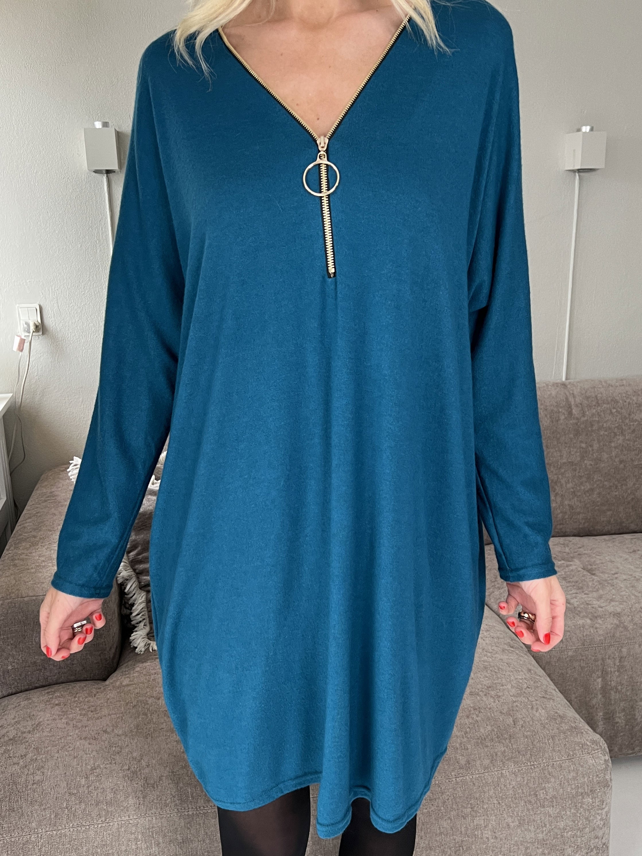 Filippa - Mjuk stickad klänning med dragkedja