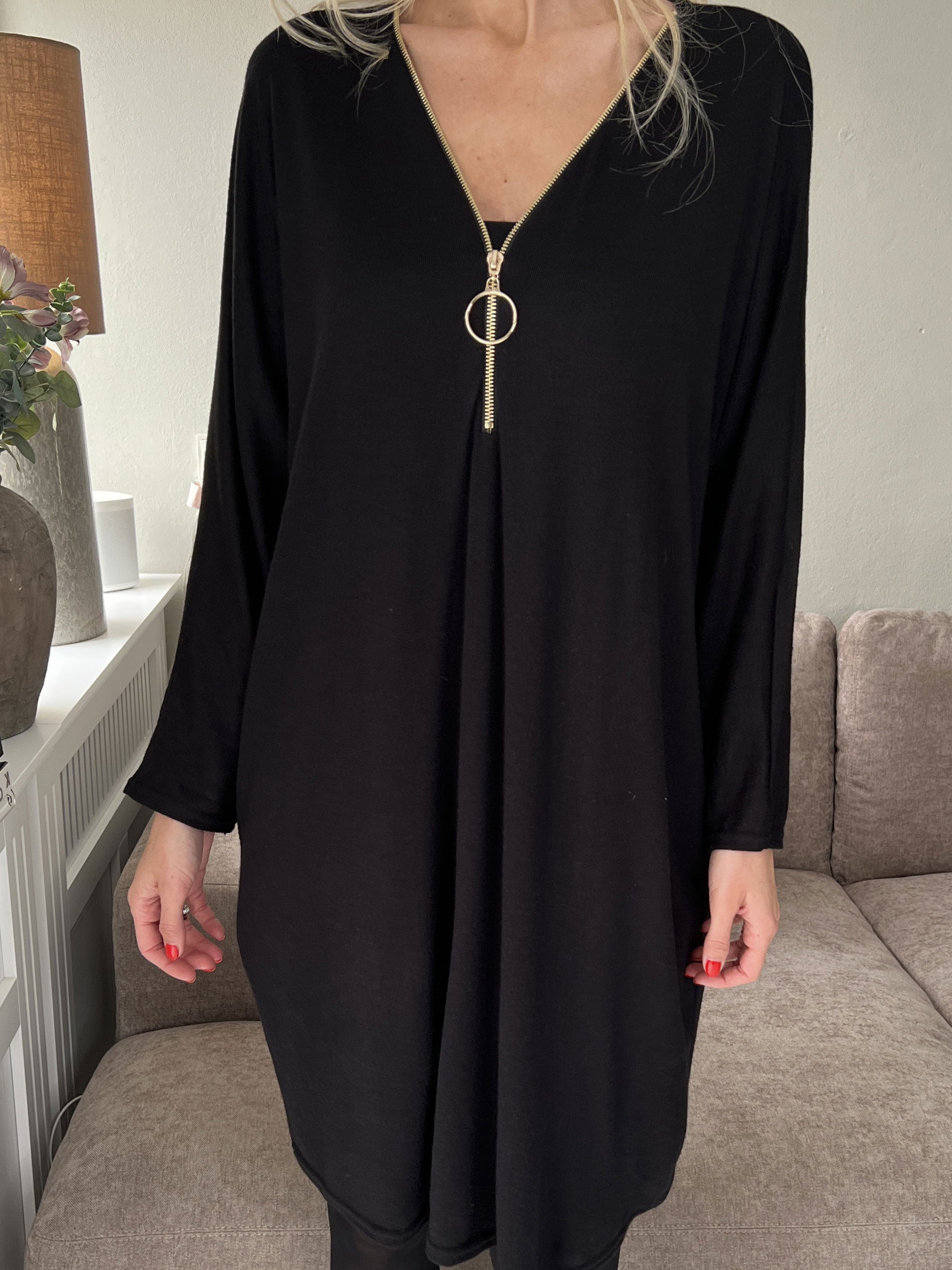 Filippa - Mjuk stickad klänning med dragkedja