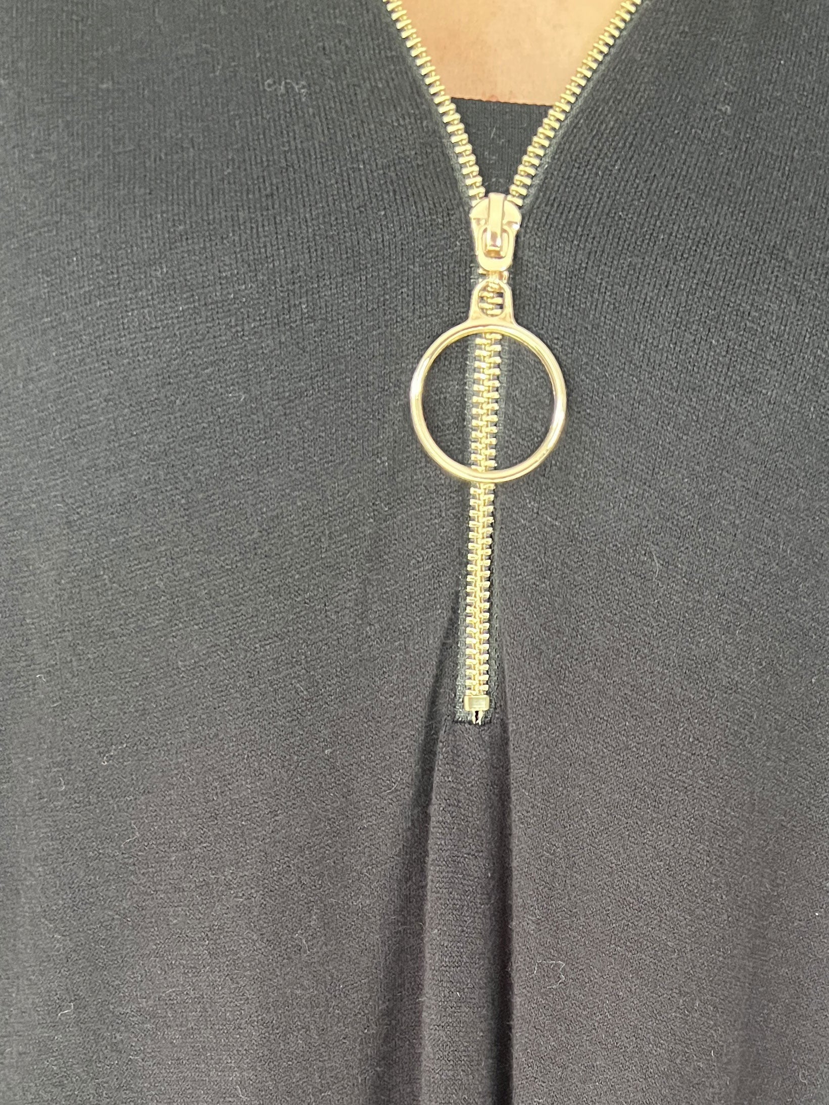 Filippa - Mjuk stickad klänning med dragkedja