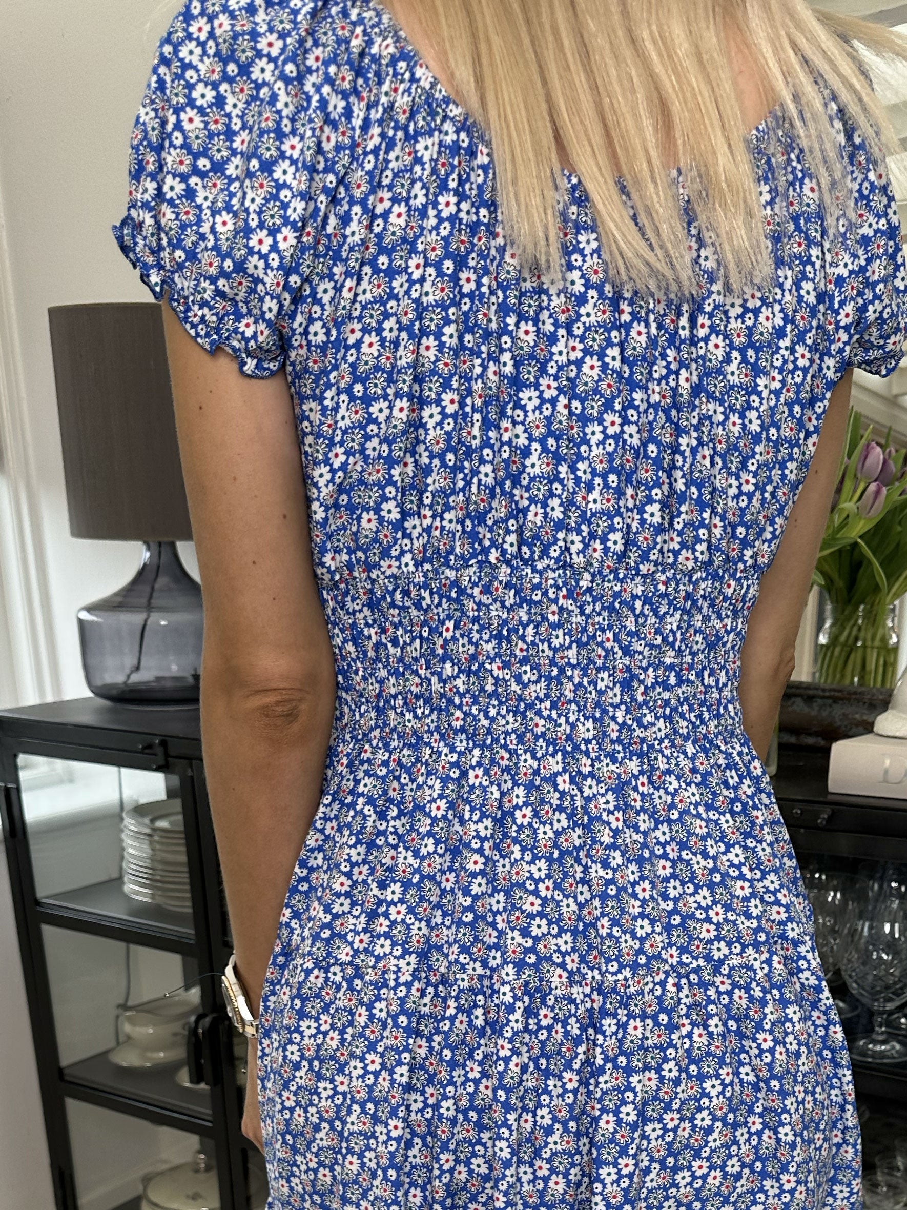 Finalia flower short - Söt liten blommig klänning med puffärmar och resår i midjan