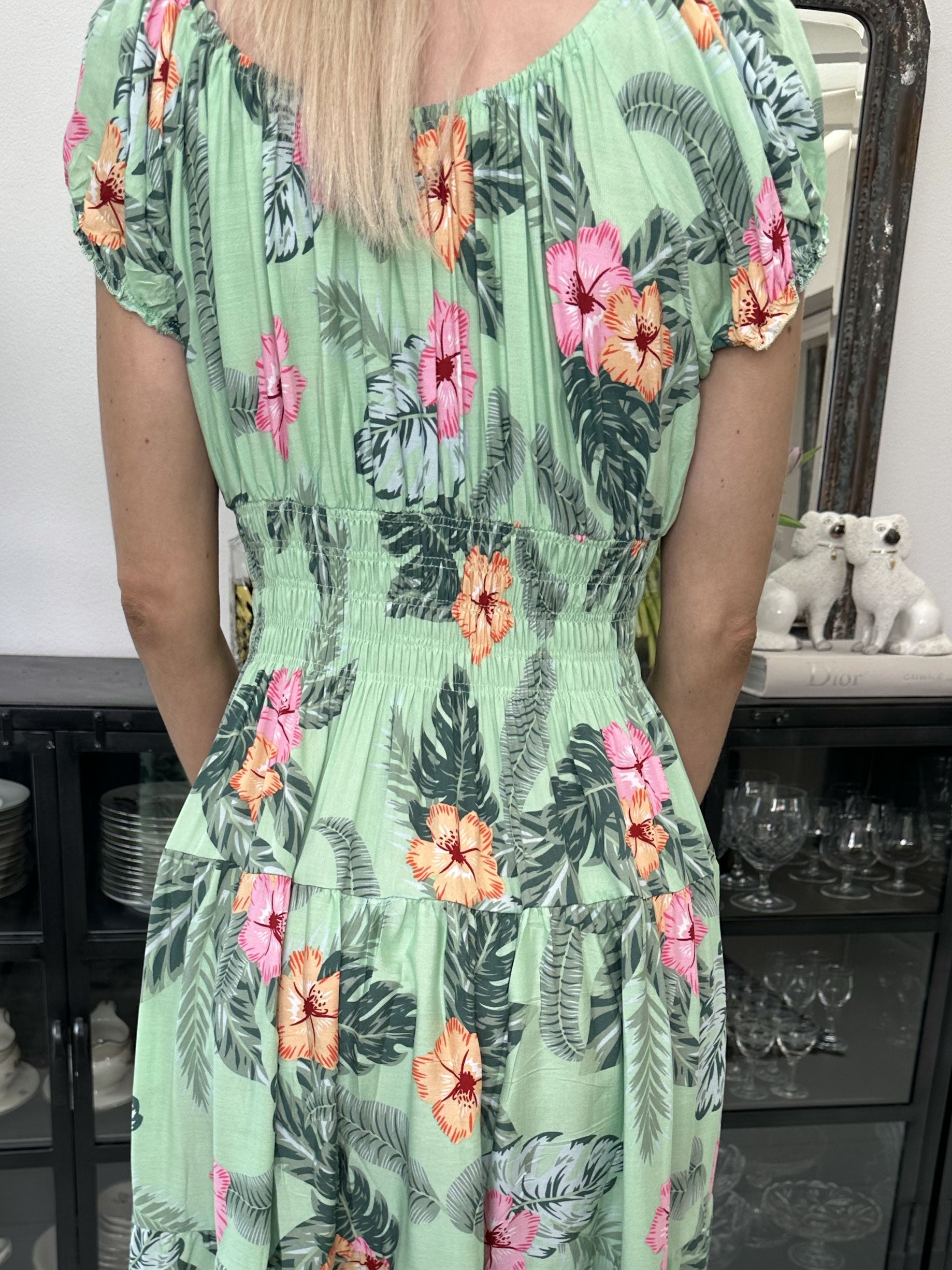 Finalia hawaii short - Söt klänning med hawaii blommor och elastisk midja - Black