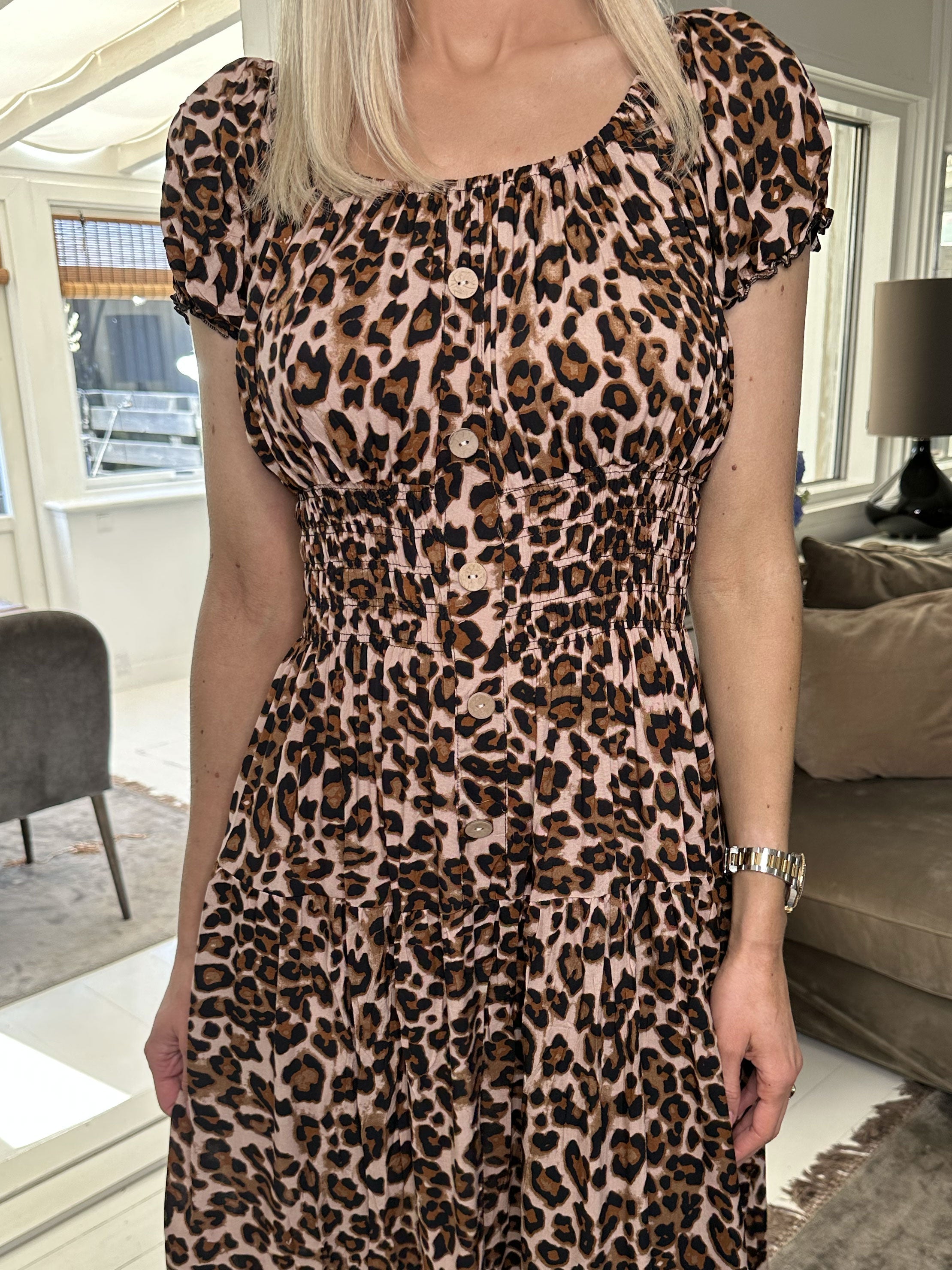 Finalia leo - Lång klänning med smock i leopardmönster