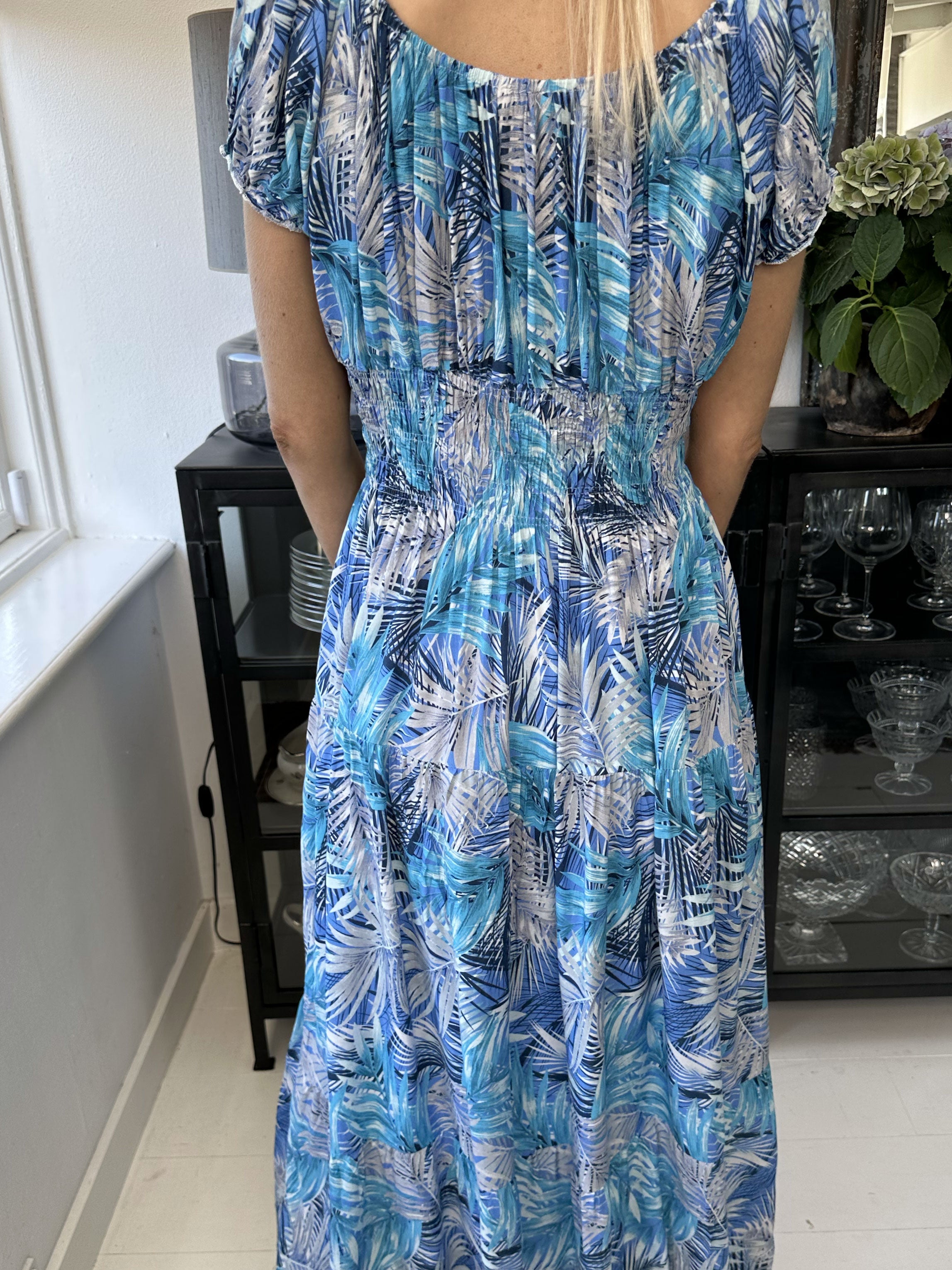 Finalia palm - Lång klänning med smock och palmmotiv - Red