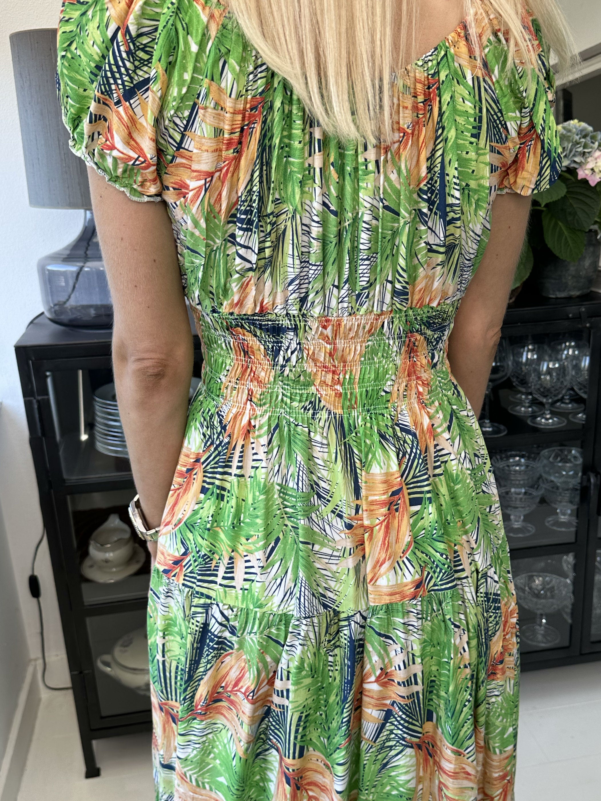 Finalia palm - Lång klänning med smock och palmmotiv