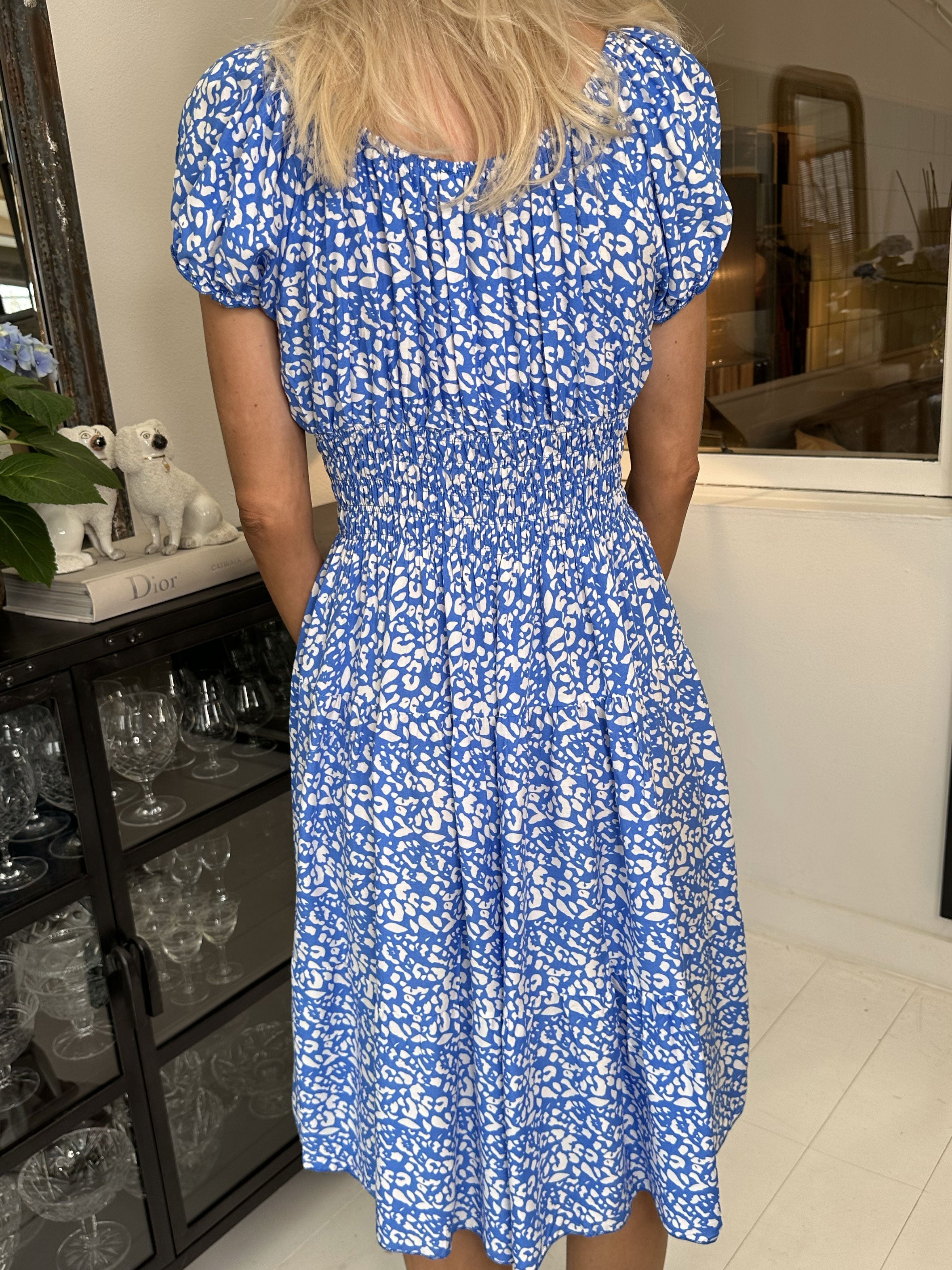 Finalia pattern short - Söt klänning med elastisk midja och vitt tryck - Black