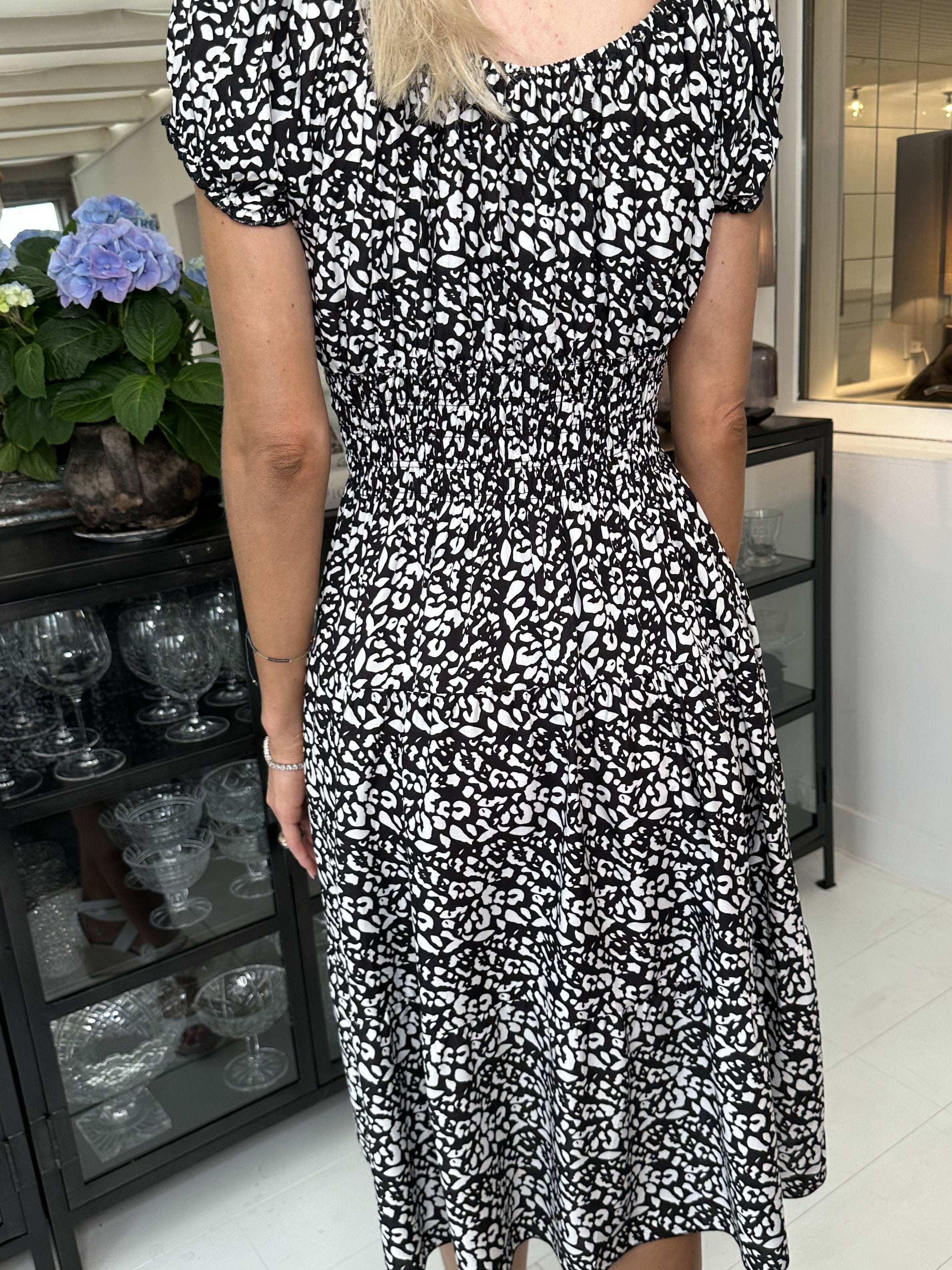 Finalia pattern short - Söt klänning med elastisk midja och vitt tryck