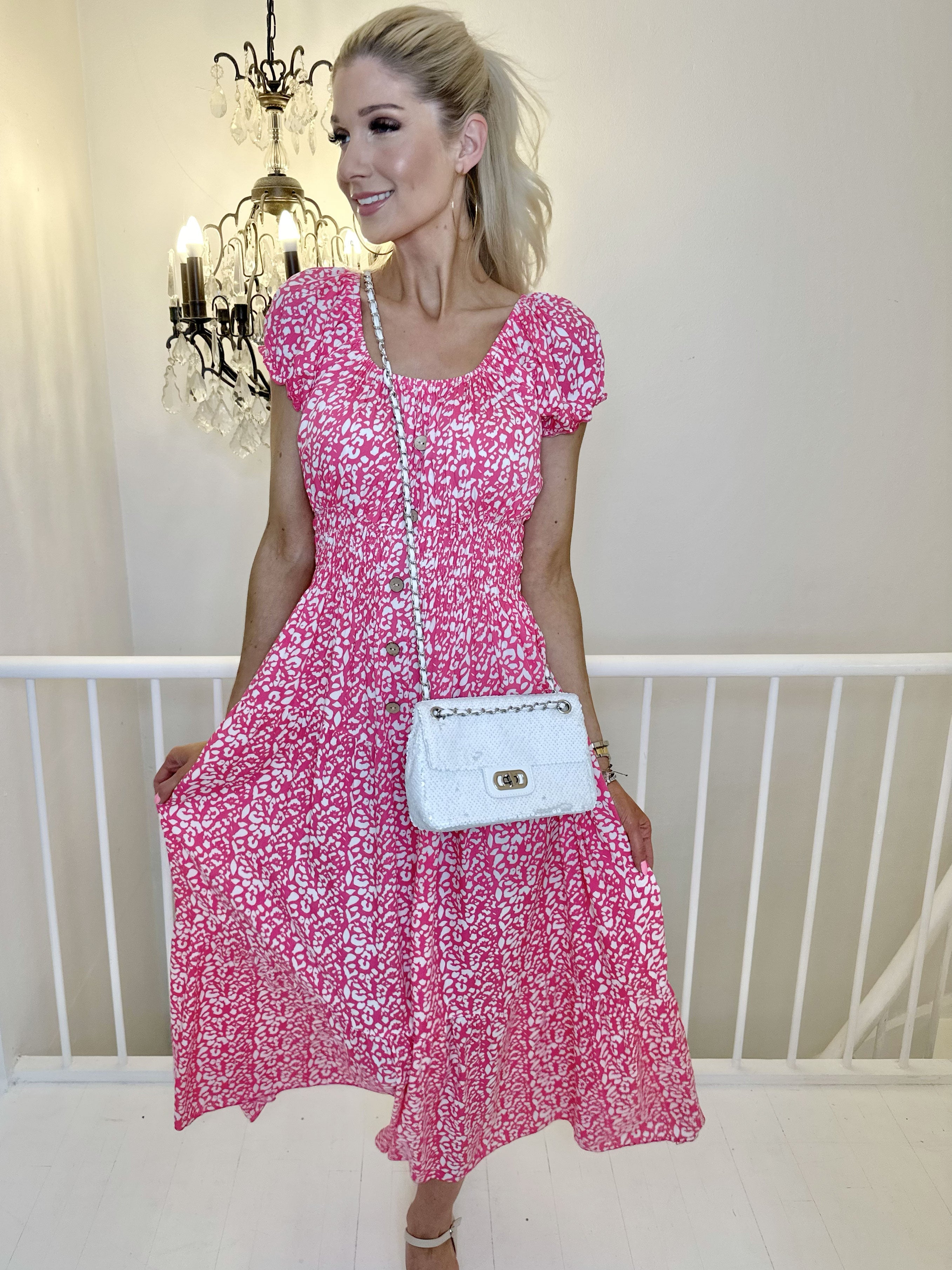 Finalia Pattern - Lång söt klänning med elastisk midja och vitt mönster