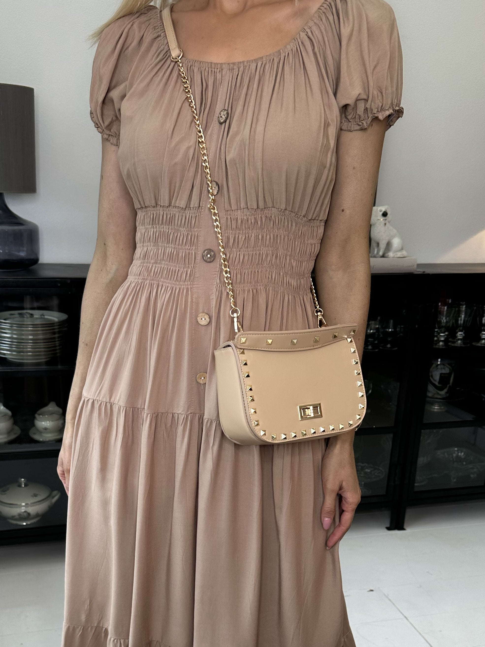 Finalia Plain - Lång söt klänning med puffade ärmar och elastisk midja - Camel