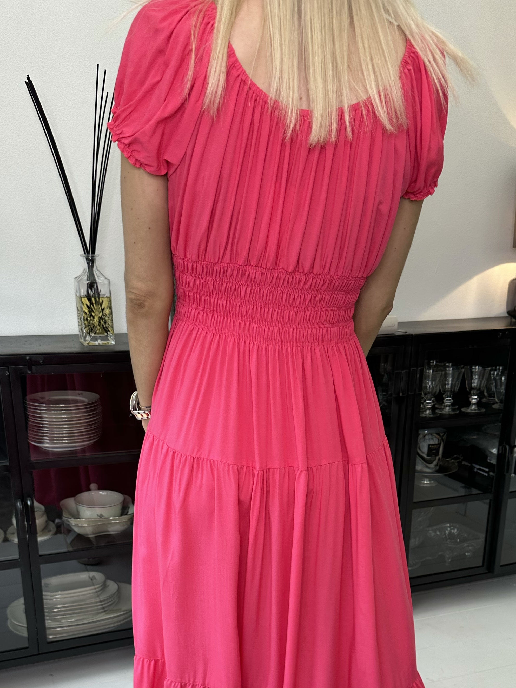 Finalia Plain - Lång söt klänning med puffade ärmar och elastisk midja