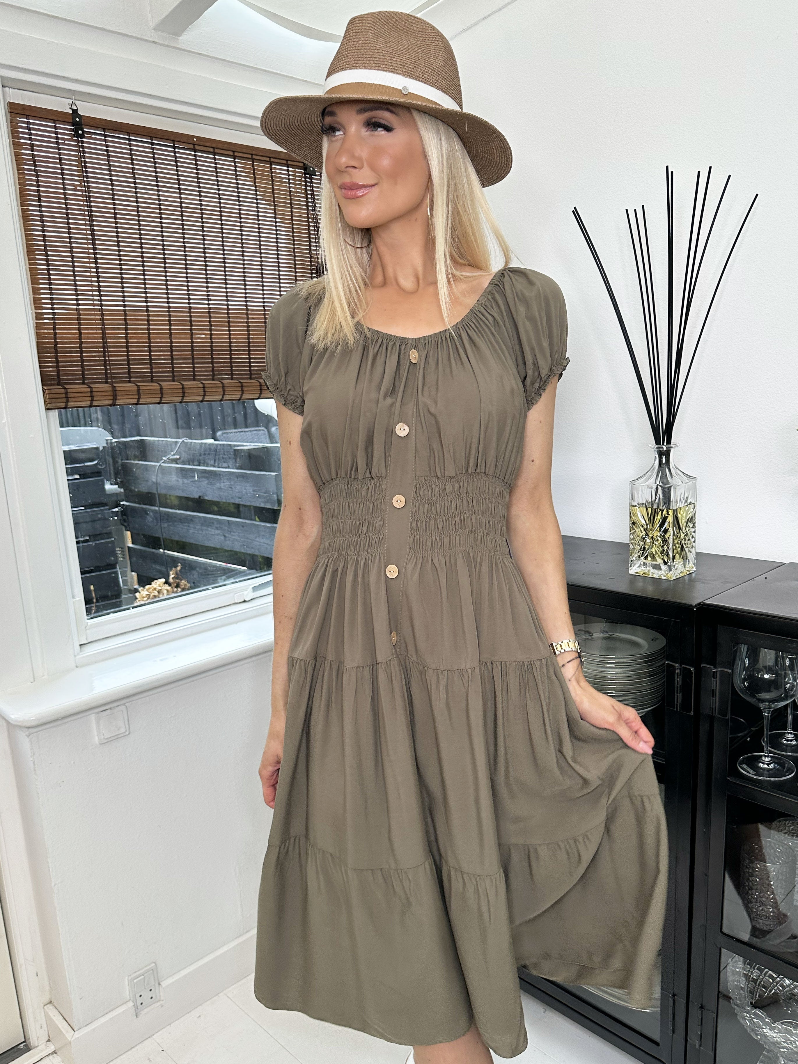 Finalia short - Söt klänning med puffade ärmar och elastisk midja - Black