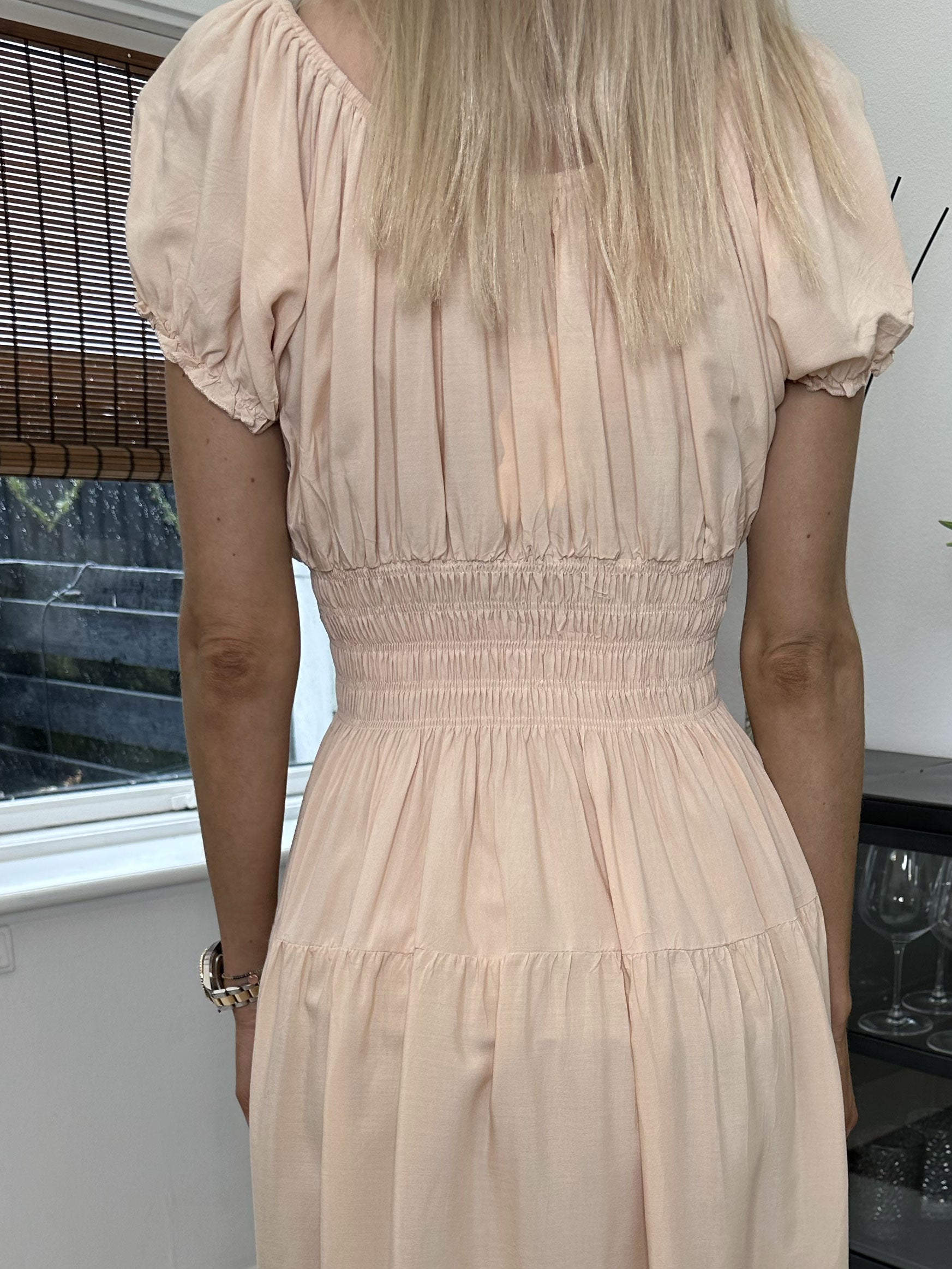 Finalia short - Söt klänning med puffade ärmar och elastisk midja