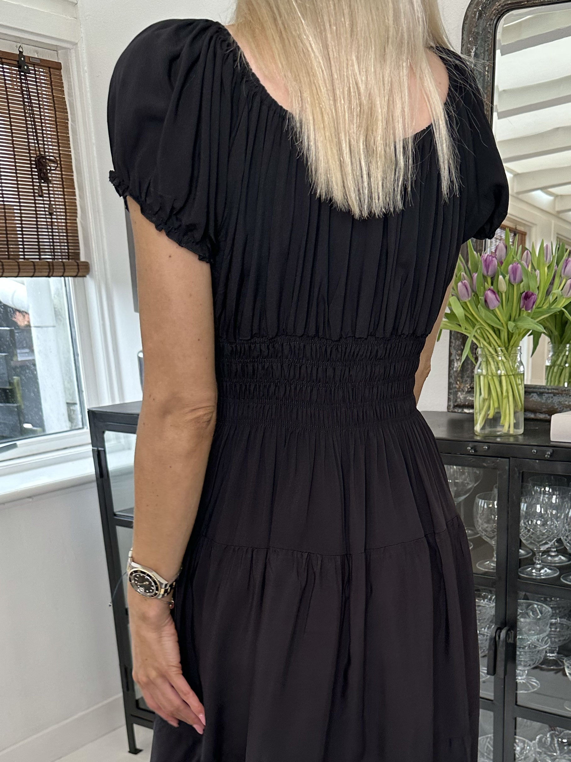 Finalia short - Söt klänning med puffade ärmar och elastisk midja