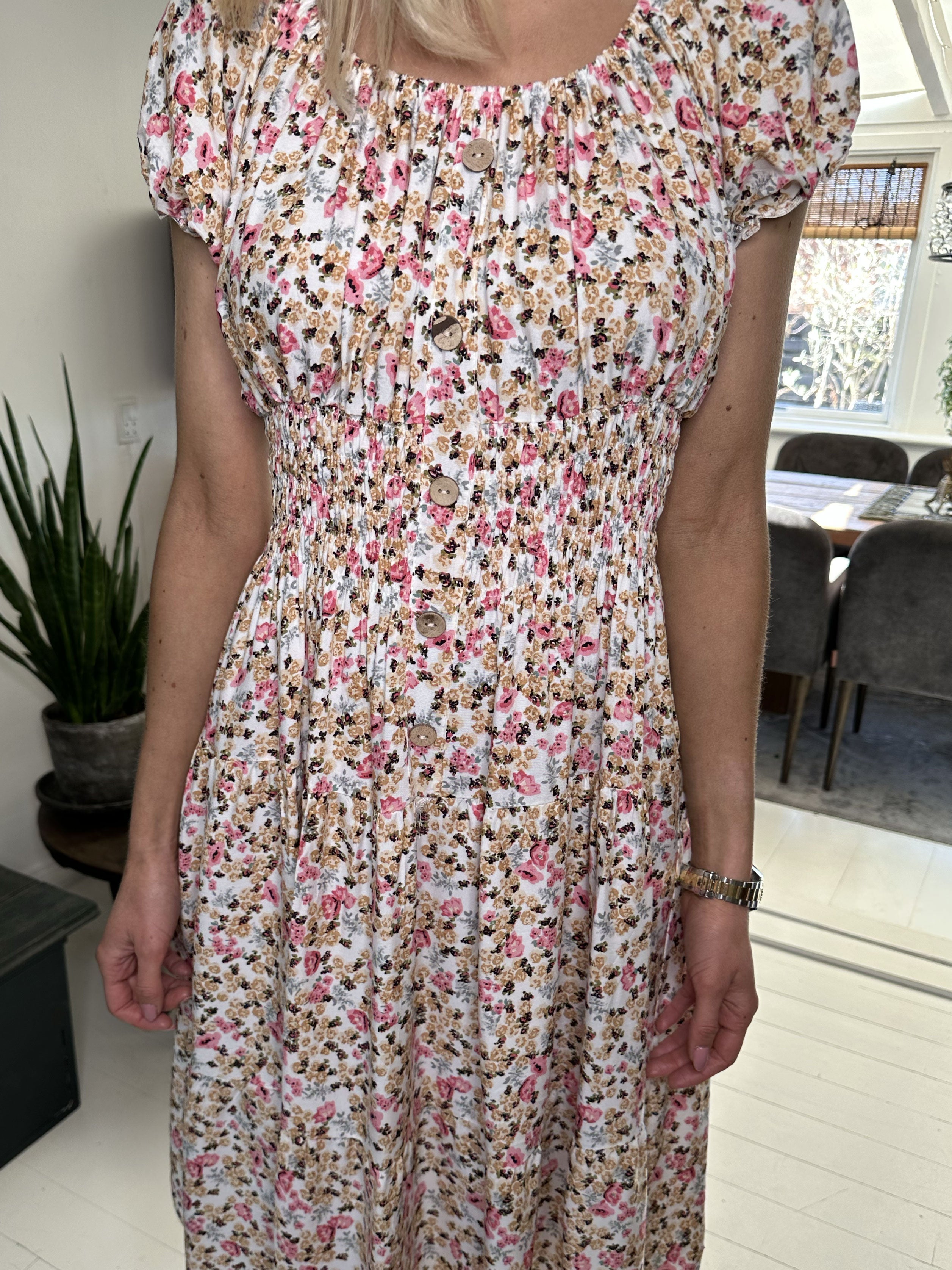 Finalia spring short - Söt liten blommig klänning med puffärmar - Black