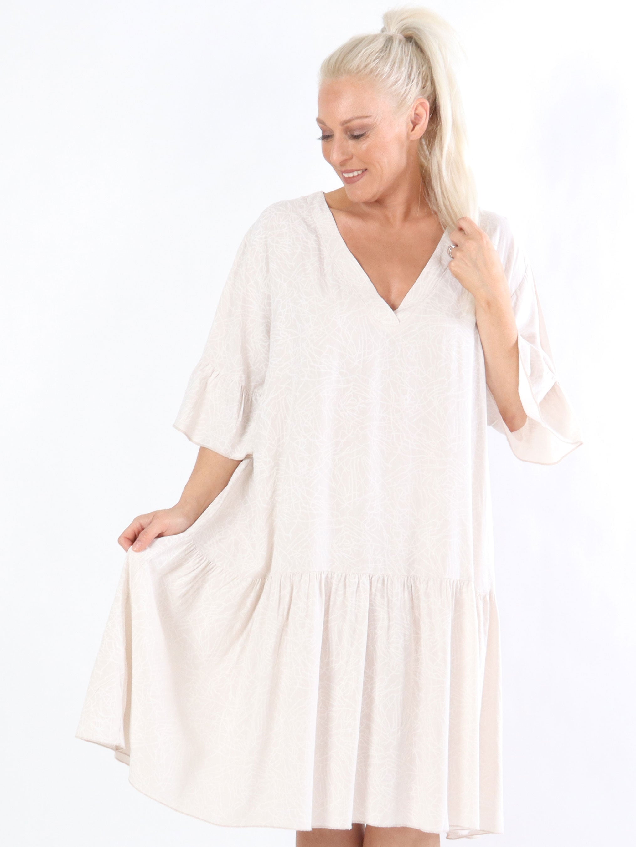 Fiona - Beige mönstrad klänning med liten v-ringning