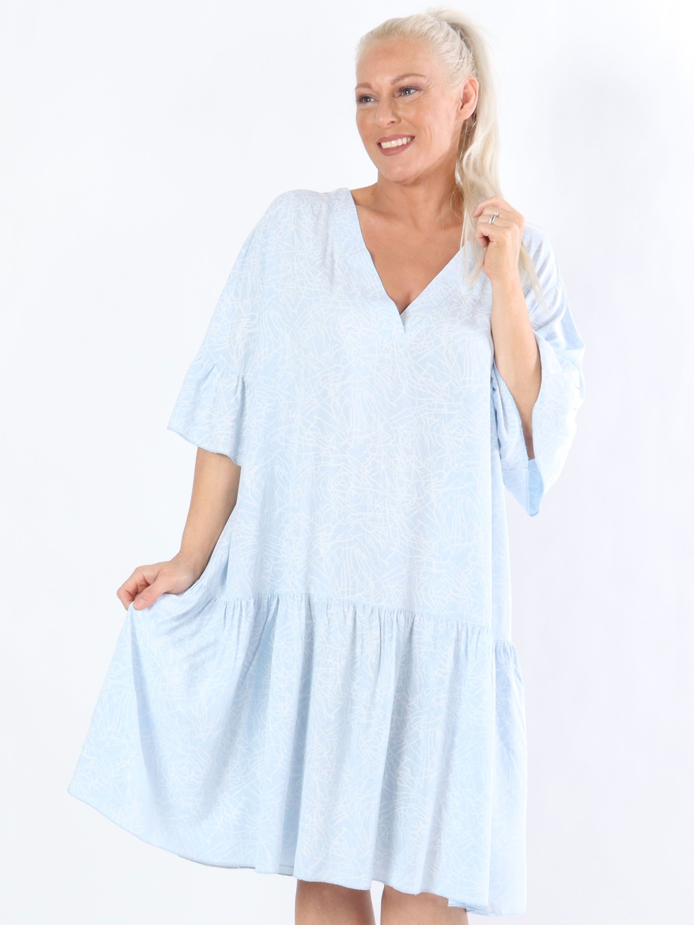 Fiona - Beige mönstrad klänning med liten v-ringning