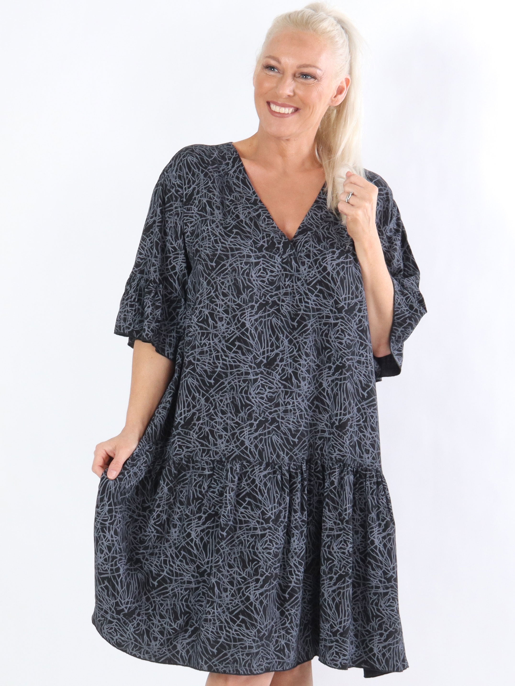 Fiona - Beige mönstrad klänning med liten v-ringning