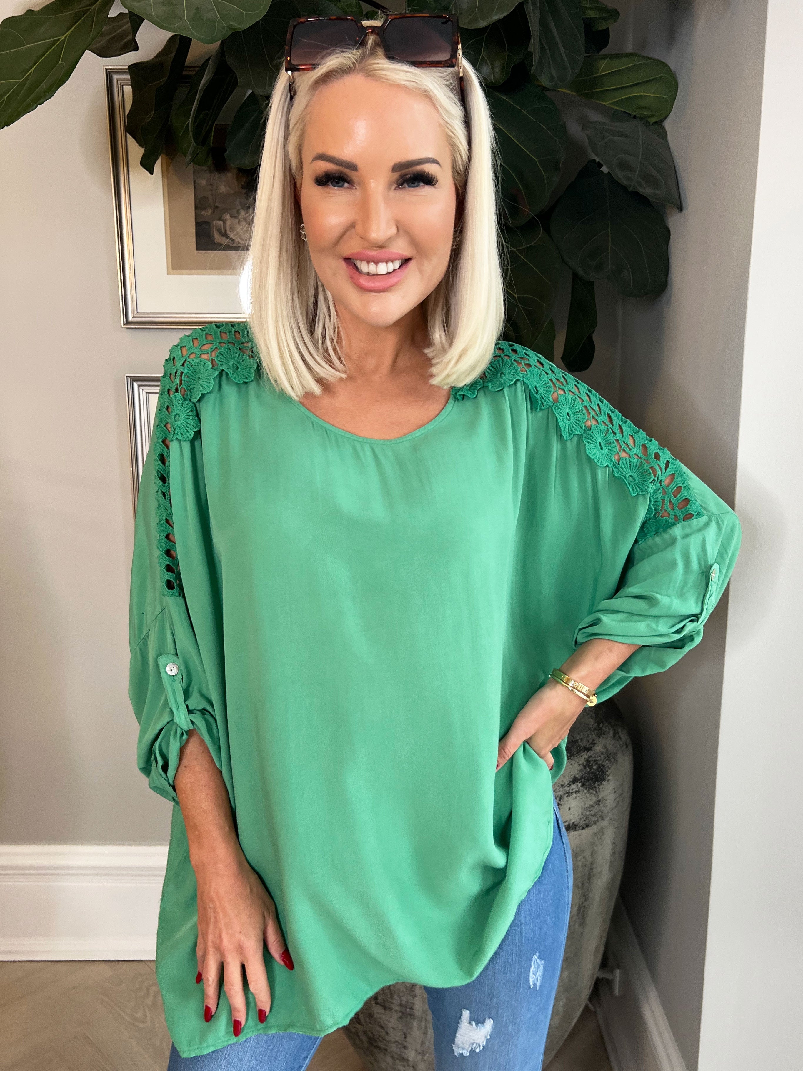 Flora - Söt viskosblus med broderi på ärmarna - Orange