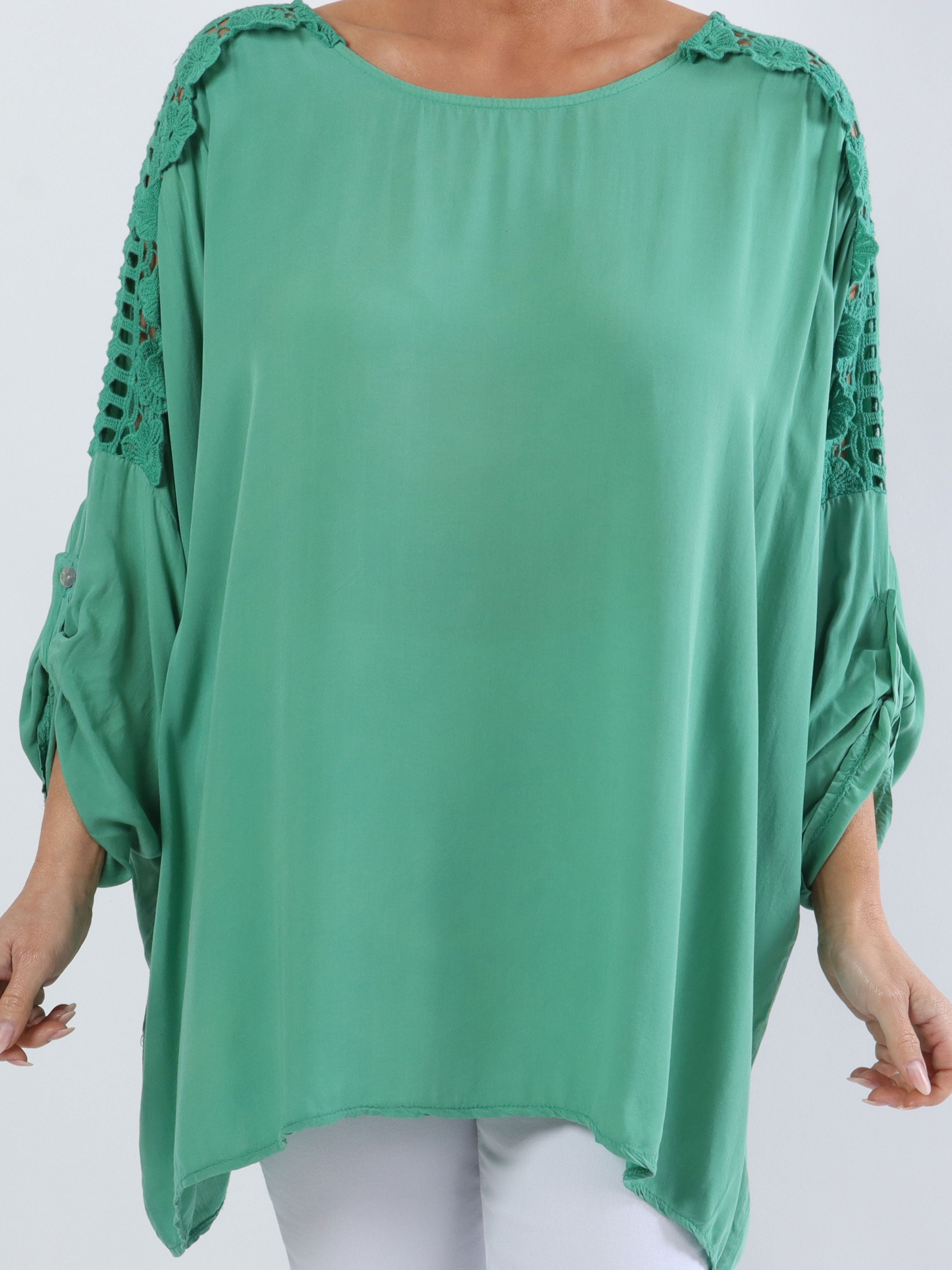 Flora - Söt plusblus i viskos med broderi på ärmarna - White