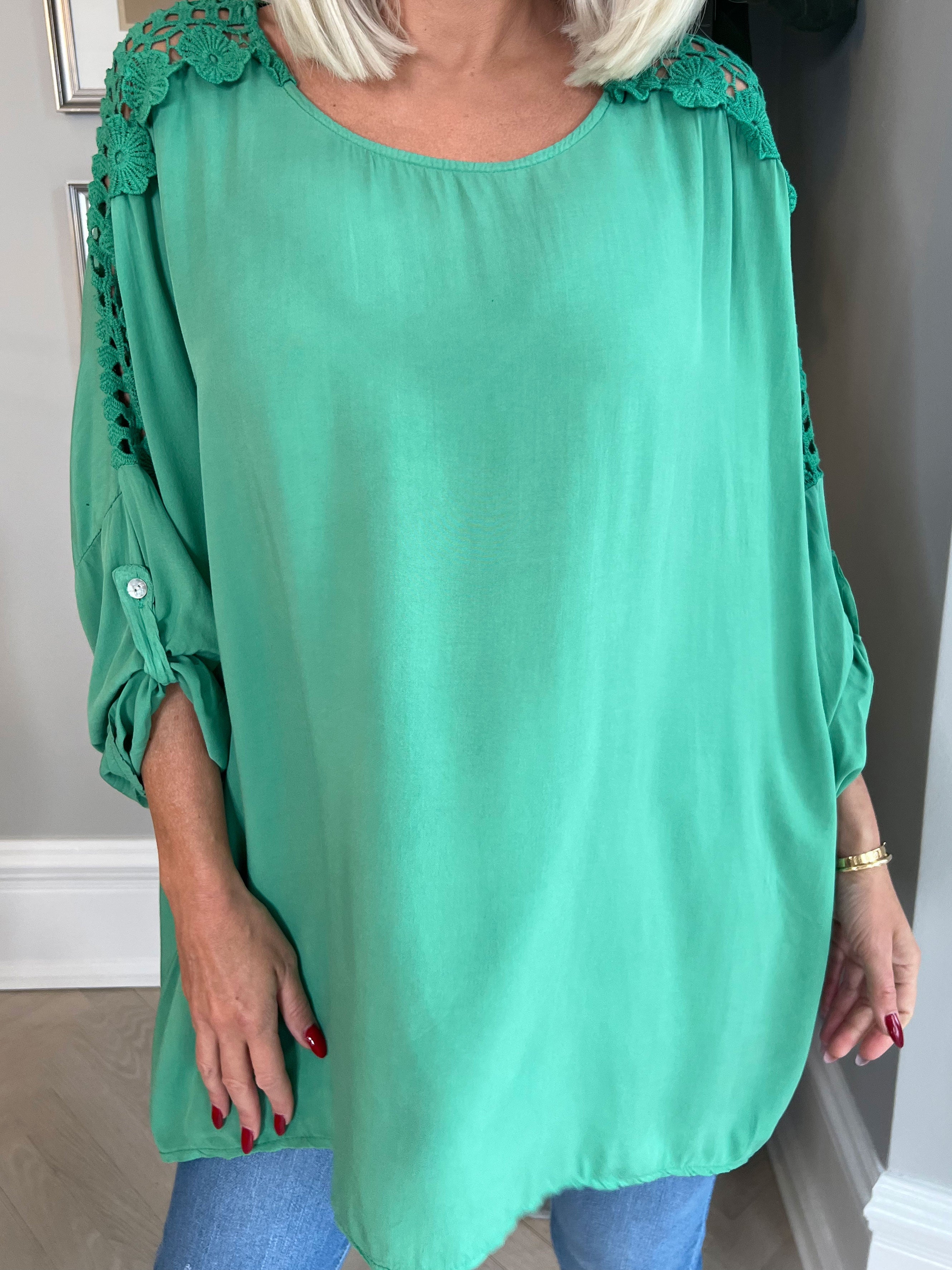 Flora - Söt viskosblus med broderi på ärmarna - White