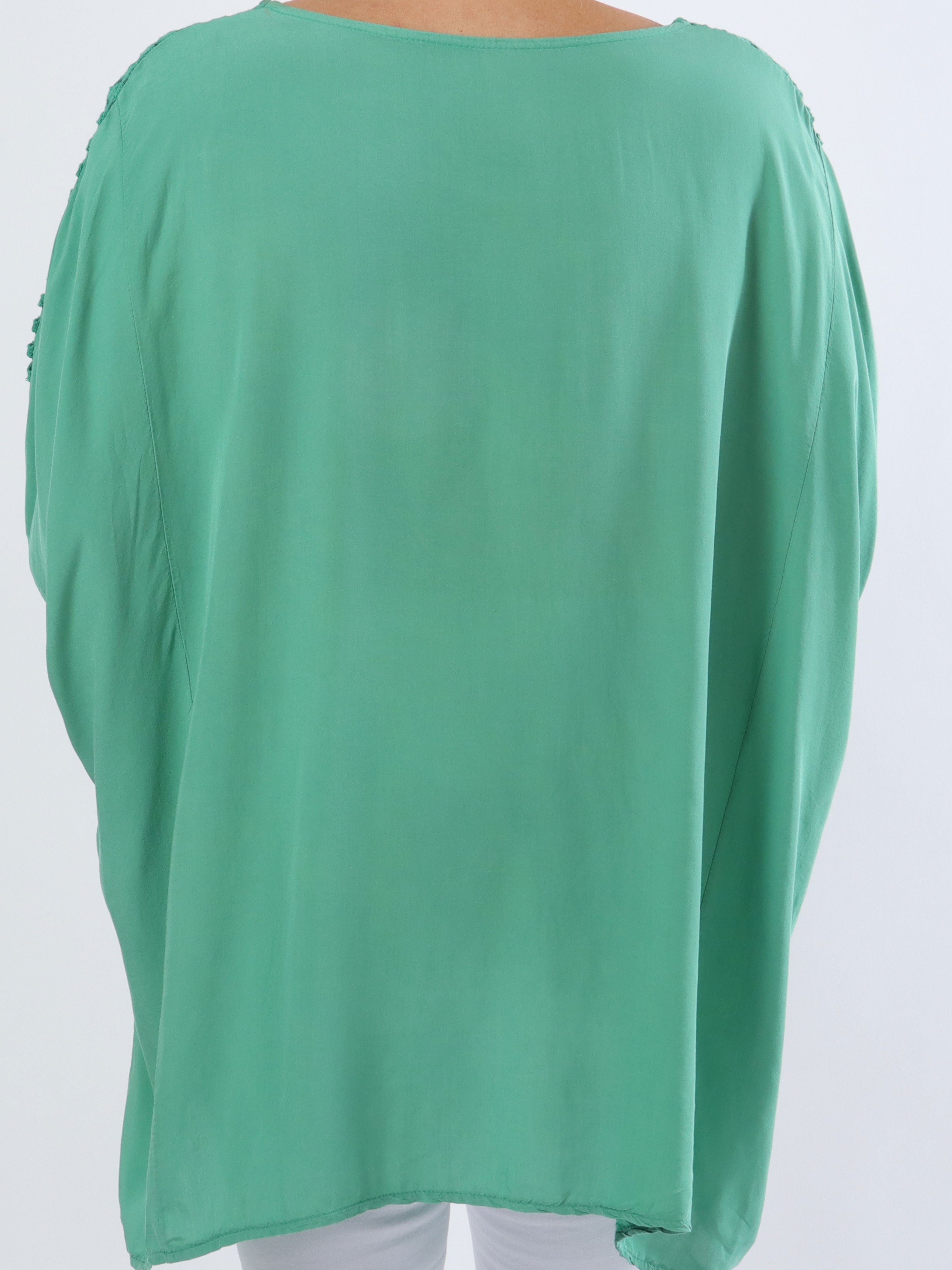 Flora - Söt plusblus i viskos med broderi på ärmarna - Black