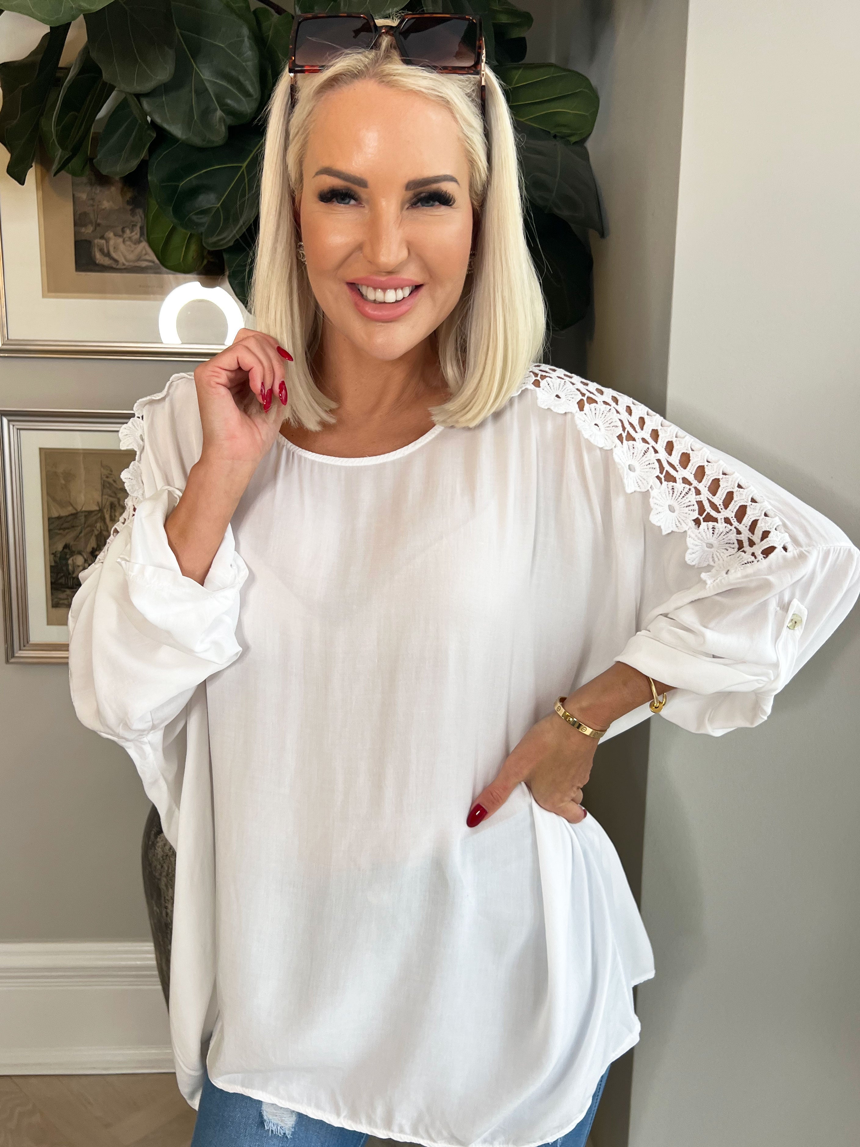 Flora - Söt viskosblus med broderi på ärmarna - Green